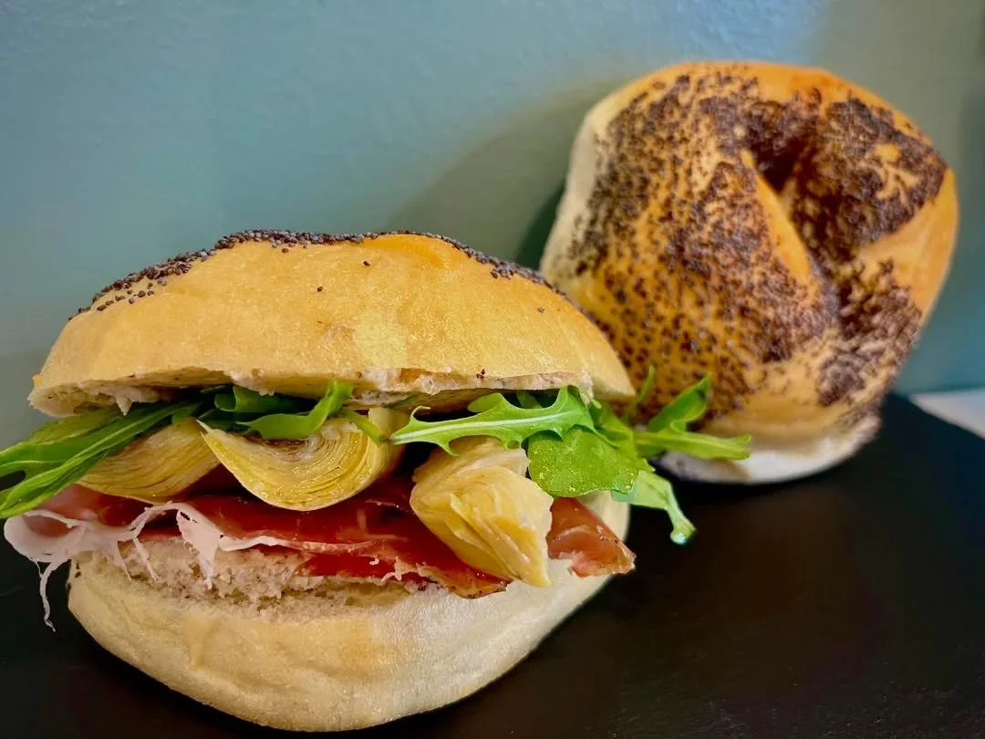 Si sente gi&agrave; profumo d'estate nell'aria: vieni a gustarla da Basl&ograve;tt con i nostri bagel superfresh 🥯🥯
PORTELLO: crudo, crema di noci, carciofini e rucola
MAGGIOLINO: bufala, mortadella, pistacchi e songino

Imperdibili!!
.
.
.
.
.
.
.