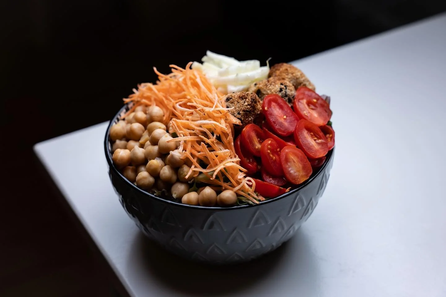 Estate, sole, mare, spiagge 🏖️🤩
&hellip;e tu sei qui a Milano!😭
Sai che c&rsquo;&egrave;? Ti meriti una freschissima e gustosa #bowl come si deve!
&bull;
#baslott #milano #sandonatomilanese #sun #summer #bowls #superbowl #delicious_food #gourmetfo