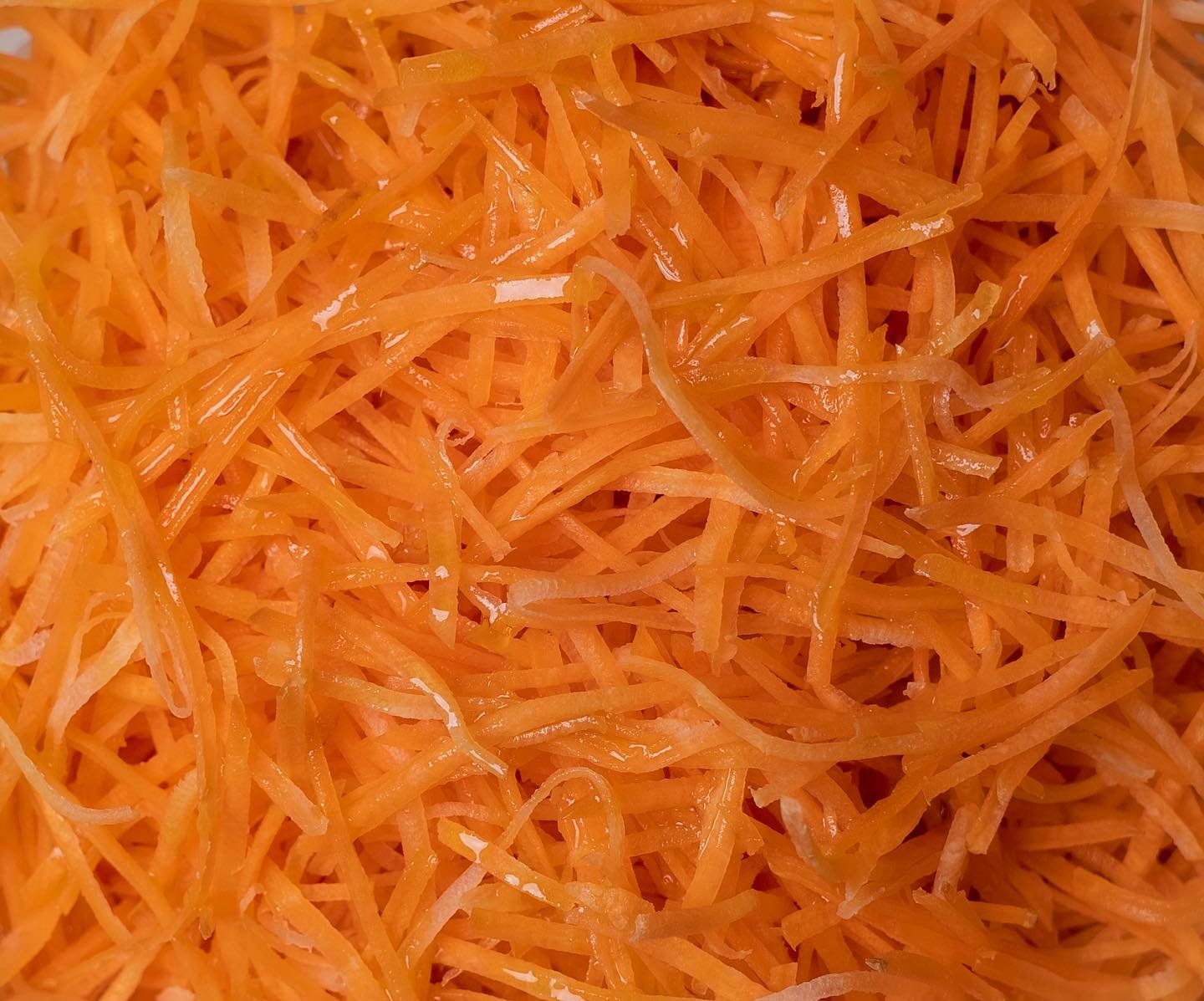 #losapeviche 
le carote, che trovi in tante nostre proposte, sono alimenti preziosi per la salute di intestino e occhi: sono infatti ricche di vitamina A, luteina, vitamina K1 e potassio!
Morale: risparmia dall&rsquo;oculista, vieni da #baslott 😉
&b