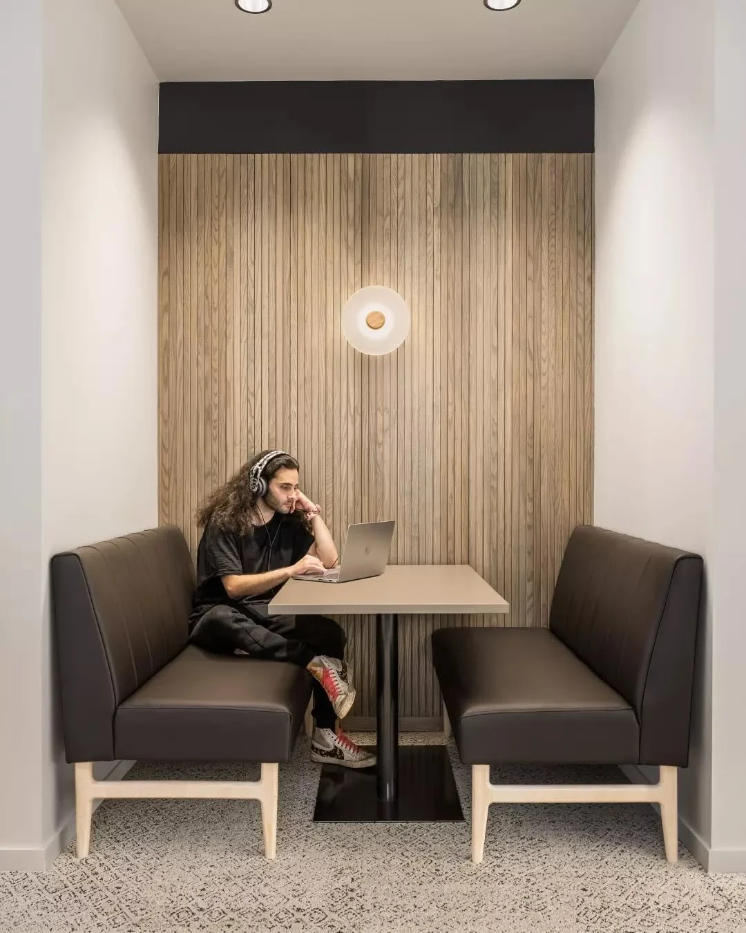 A peek inside Marshside - where layered lighting and natural finishes bring the outdoors in to help keep you inspired and efficient. 
Not pictured - the distracting marsh views. 🌾🌿