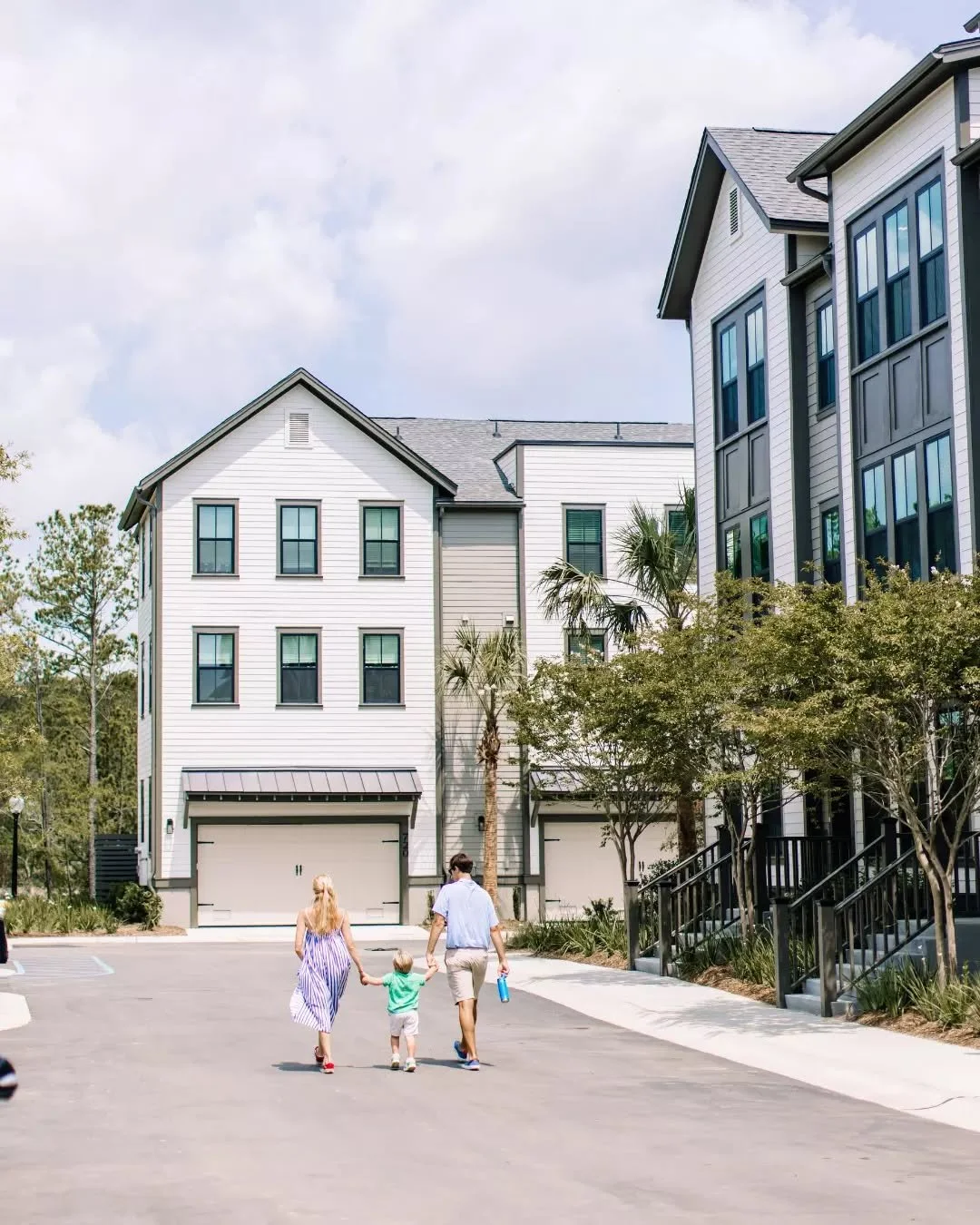 Families love Daniel Island for good reason - great schools, a strong community, and a lot of great ways to get outside and play. 
Explore what life at @fenlanddi might look like for your family.

📸 @lukehiggsphoto