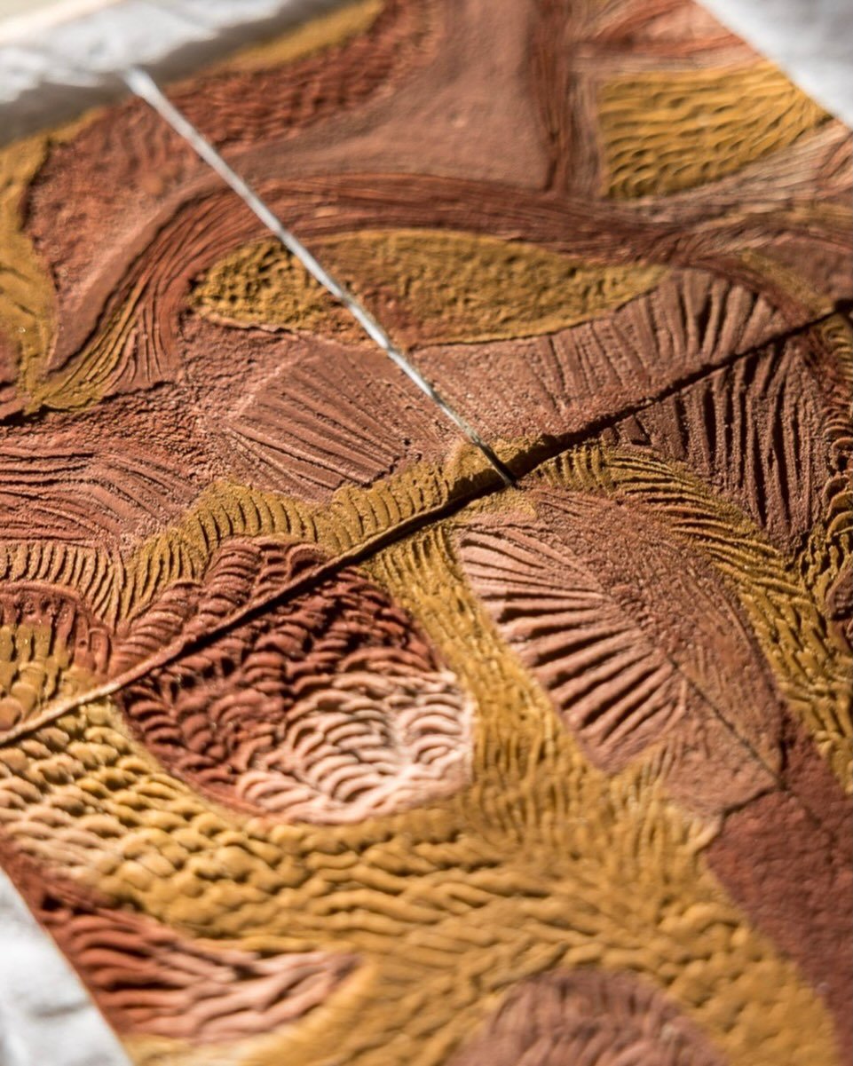 Virgo silva, panneaux de terre crue

Sur panneaux, sur mur ou sur meuble, cet habit de terre raconte une for&ecirc;t vierge po&eacute;tique &agrave; l&rsquo;&eacute;tendue sans fin et invite la nature &agrave; reprendre ses droits.

#walldecoration #