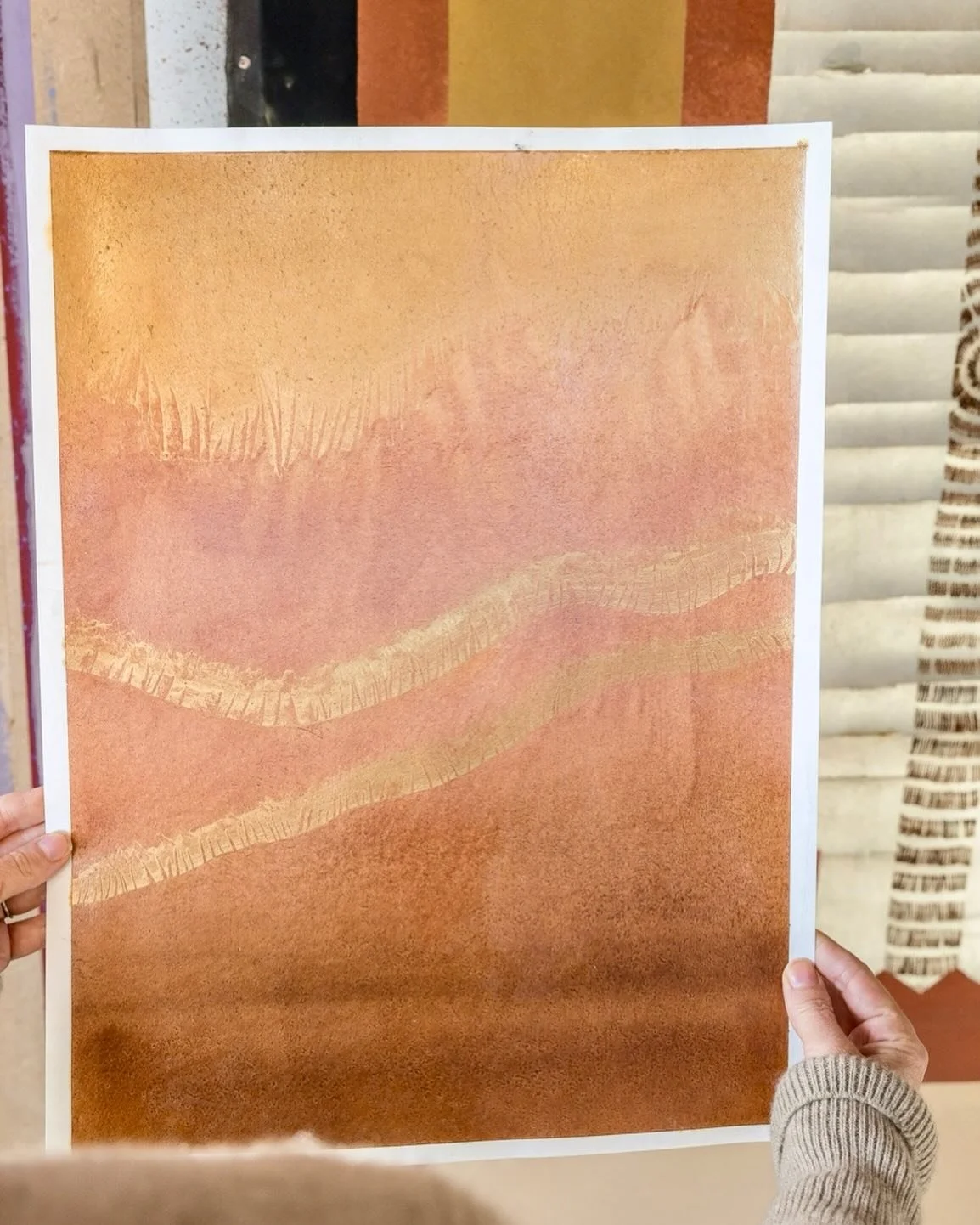 Une &oelig;uvre est un trait d&rsquo;union qui relie &agrave; l&rsquo;Univers.
C&rsquo;est une porte d&rsquo;entr&eacute;e pour l&rsquo;artiste, qui y d&eacute;pose ses r&ecirc;ves, ses &eacute;motions, son &eacute;lan, ou en humble messager, ceux du