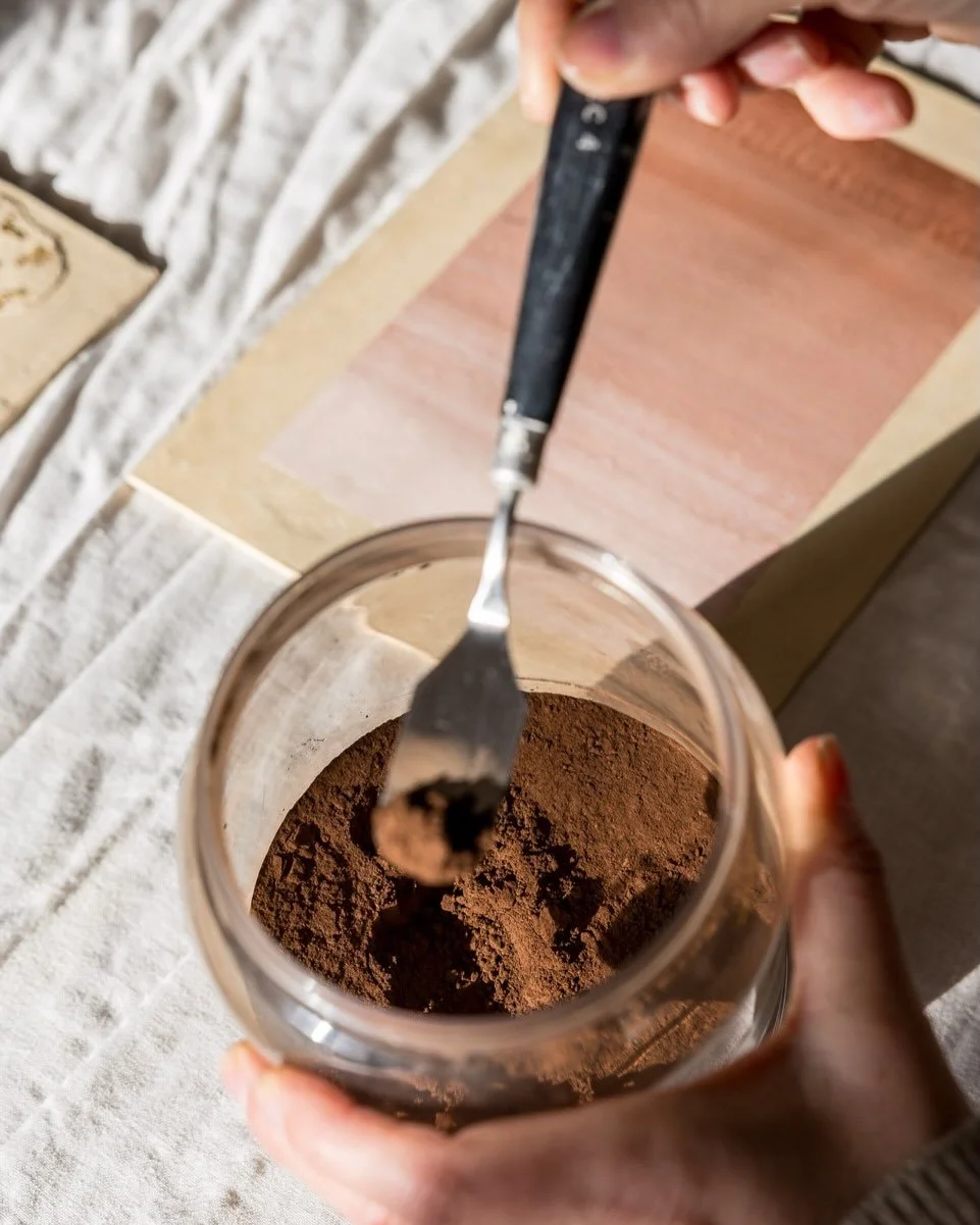 J&rsquo;utilise les couleurs de la Terre.
Sienne, ombre, naturelles et br&ucirc;l&eacute;es, verte, pourrie, rose. Les ocres et les oxydes, rouge et jaune. Je pars&egrave;me ces pigments dans toutes les couleurs que je fabrique, issus des roches et d