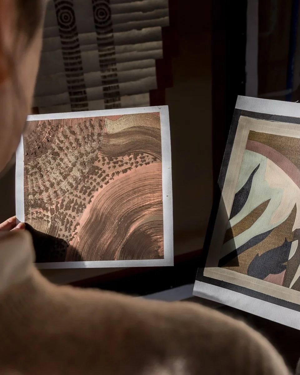 Artiste est un m&eacute;tier d&rsquo;attention et de soin. 
C&rsquo;est rendre l&rsquo;invisible visible.
C&rsquo;est ouvrir grand son regard, le poser sur des d&eacute;tails que le monde ignore et leur restituer leur valeur.
C&rsquo;est &eacute;cout