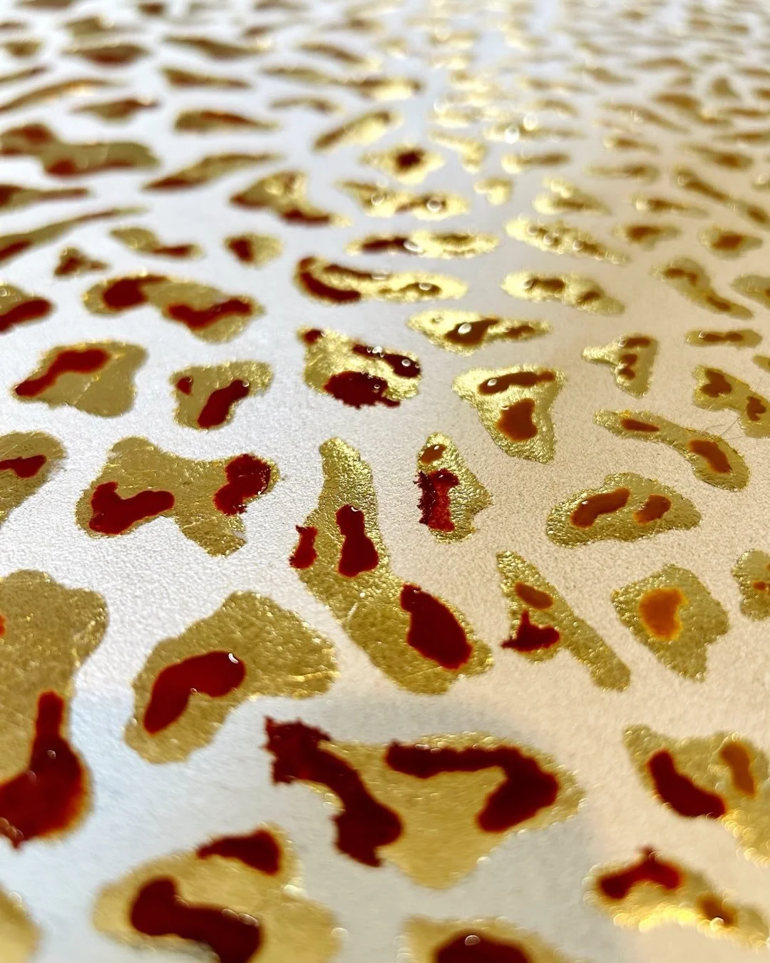 Leopardo, 40x60 cm

&Agrave; l&rsquo;impatience de discerner le motif final, l&rsquo;artiste oppose la lenteur, l&rsquo;ancrage des mati&egrave;res qui se superposent, processus de la s&eacute;dimentation. Le temps devient un mat&eacute;riau &agrave;