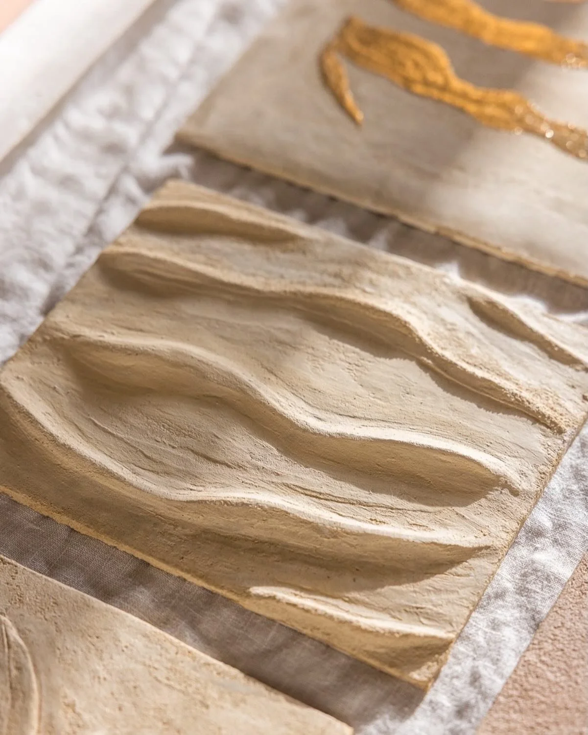 &Eacute;chantillons de terre en petits formats, qui ont vocation &agrave; se d&eacute;ployer sur des &eacute;tendues plus vastes.
Puiser, transformer, sublimer la terre locale.
#argilesdaquitaine @arboga

#interiordesign #terrecrue #ecologicalart