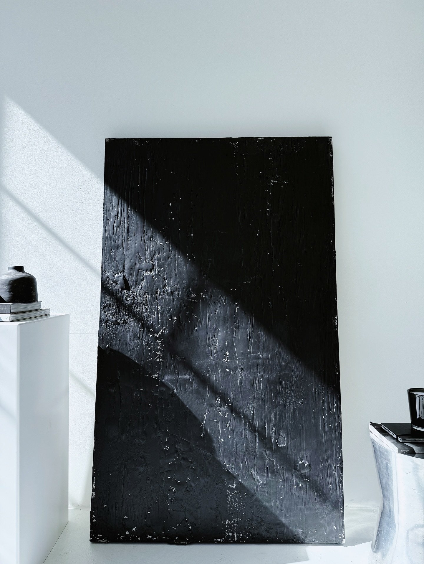 Light fractures silence.
Mixed media: acrylic, plaster, concrete finish.

🏷️ 
#mixedmedia #mixedmediapainting #abstractminimalism #industrialinterior