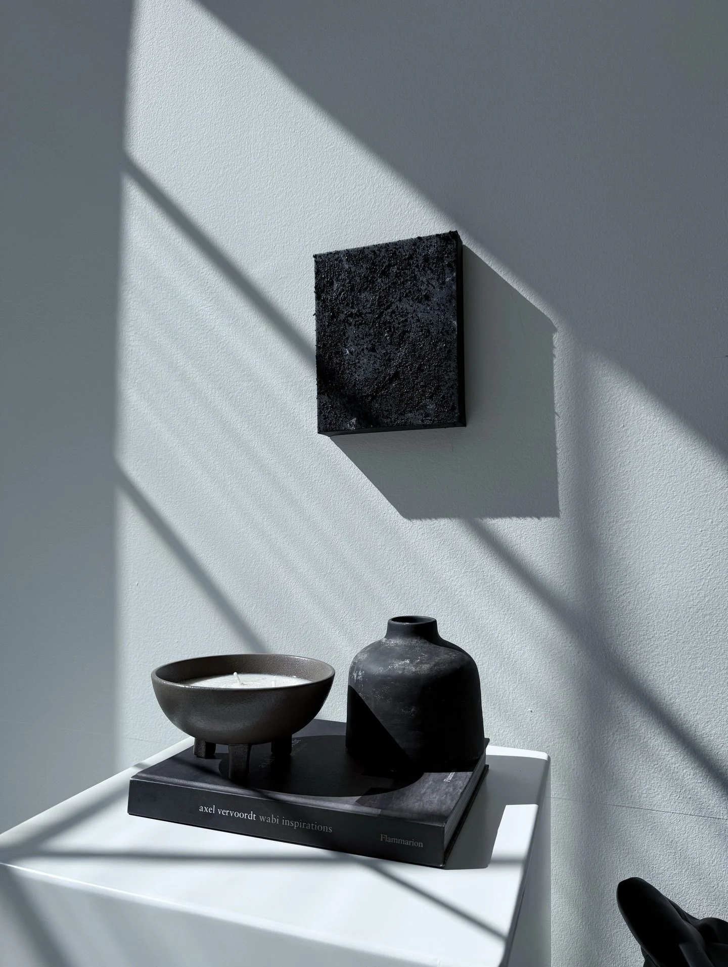 Textured minimalism. 

#interiordesign #texturedart #contemparyart