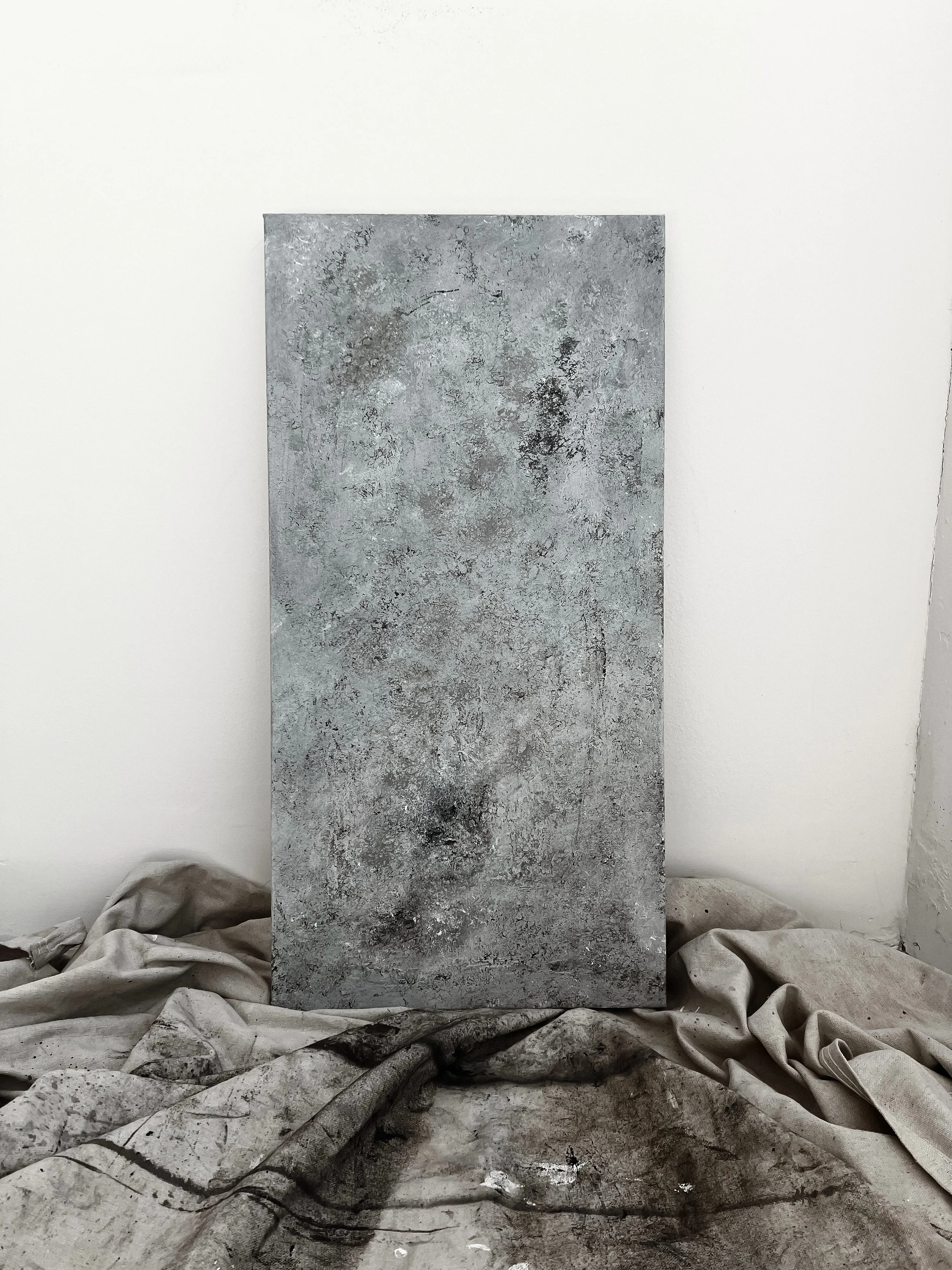 A blurred boundary between origin and aftermath. 

🏷️ mixed media, concrete art, brutalism