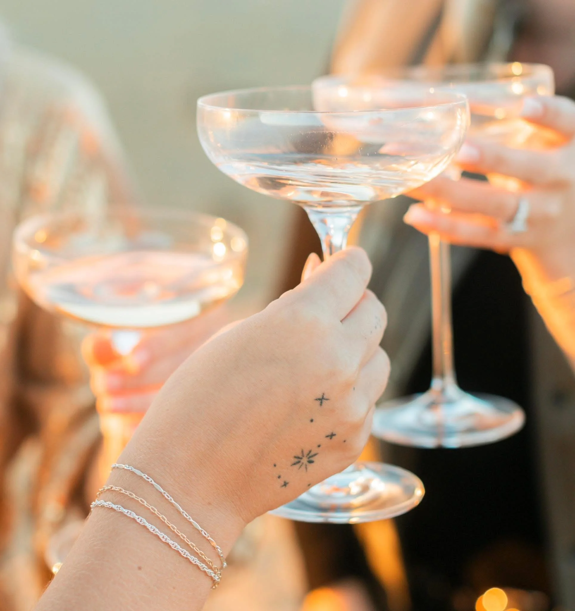 ADD PERMANENT JEWELRY TO YOUR CORPORATE EVENT.