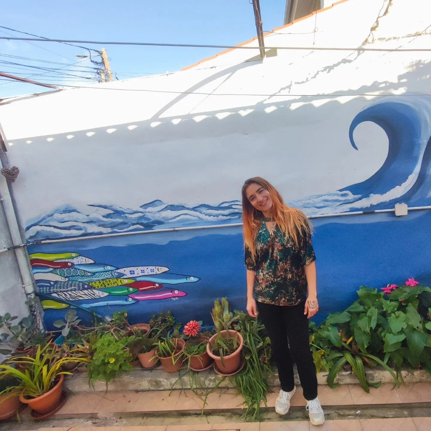 Fresque murale extérieure au Portugal, vagues, océan et poissons colorés