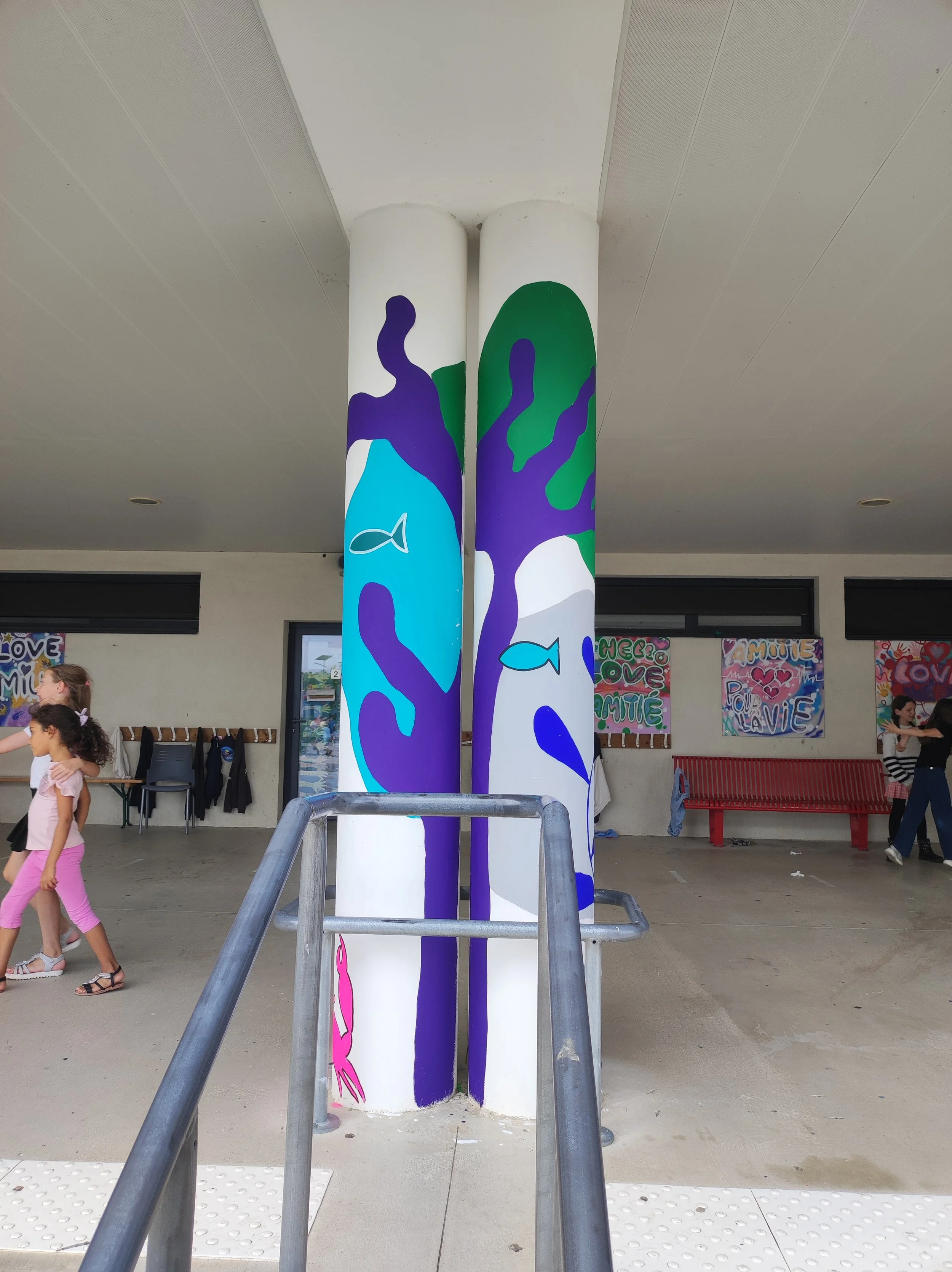 Fresque sur poteaux à l'école de St André
