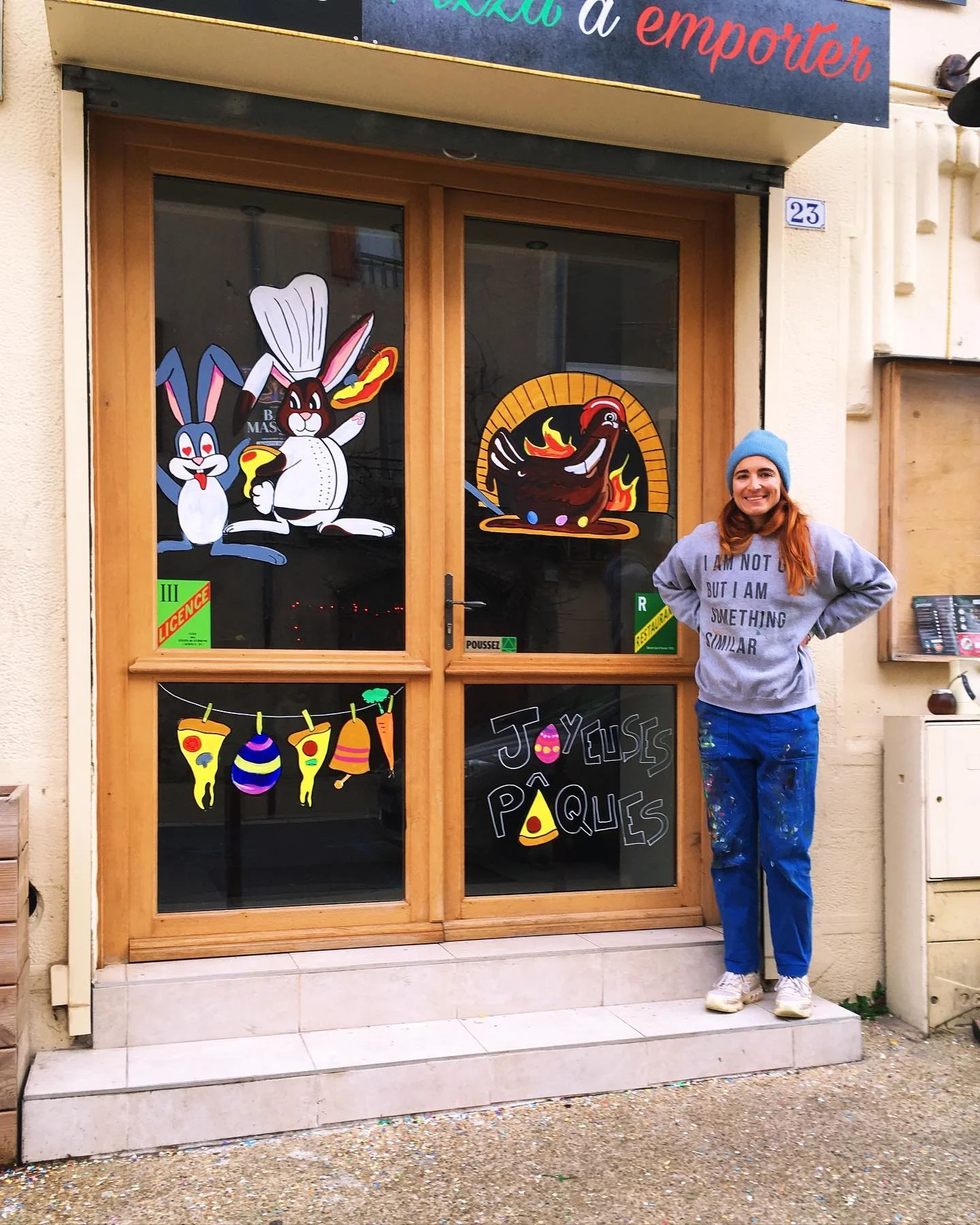 Vitrine peinte pour Pâques, lapins et pizzas