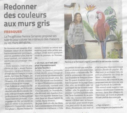 Une femme pose devant un mur peint avec des œuvres murales représentant un flamant rose, une fleur et des feuilles. Elle porte un sweat gris avec un texte en français.