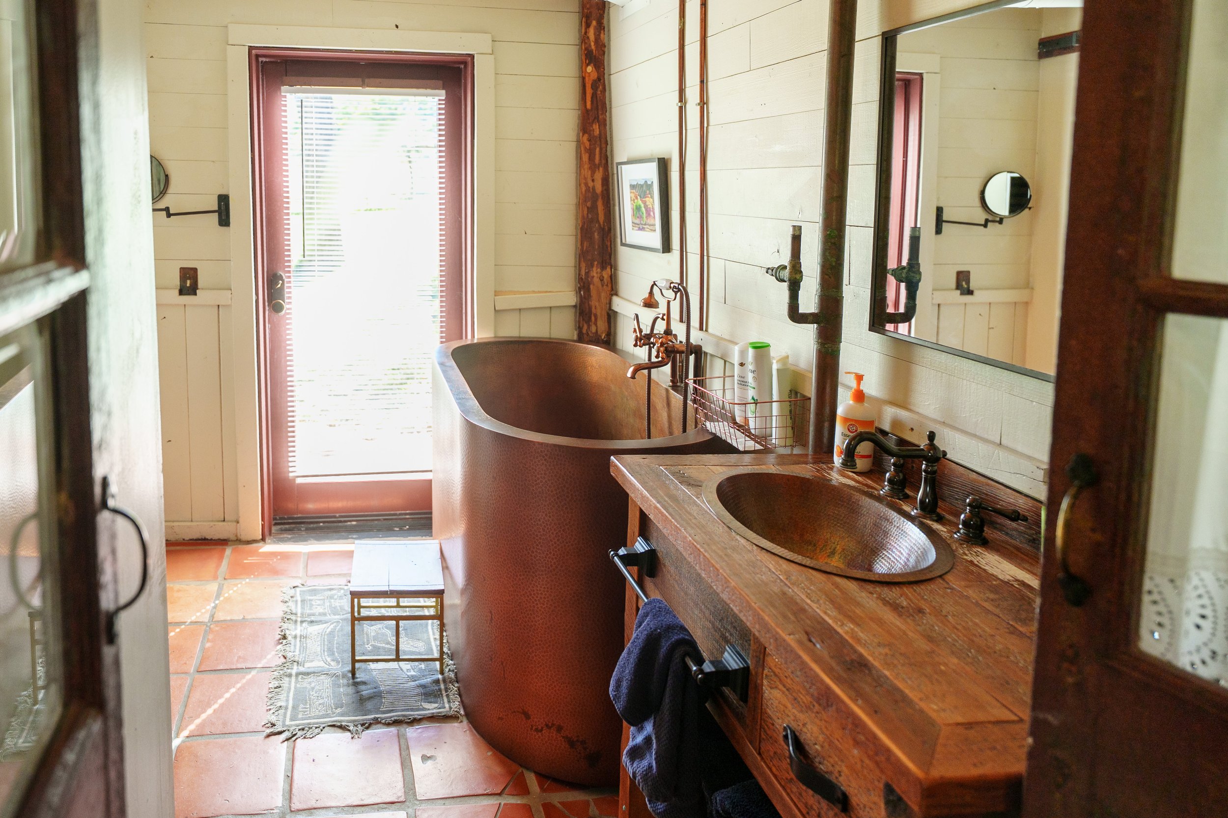 copper-tub-and-sink-vanity.JPG