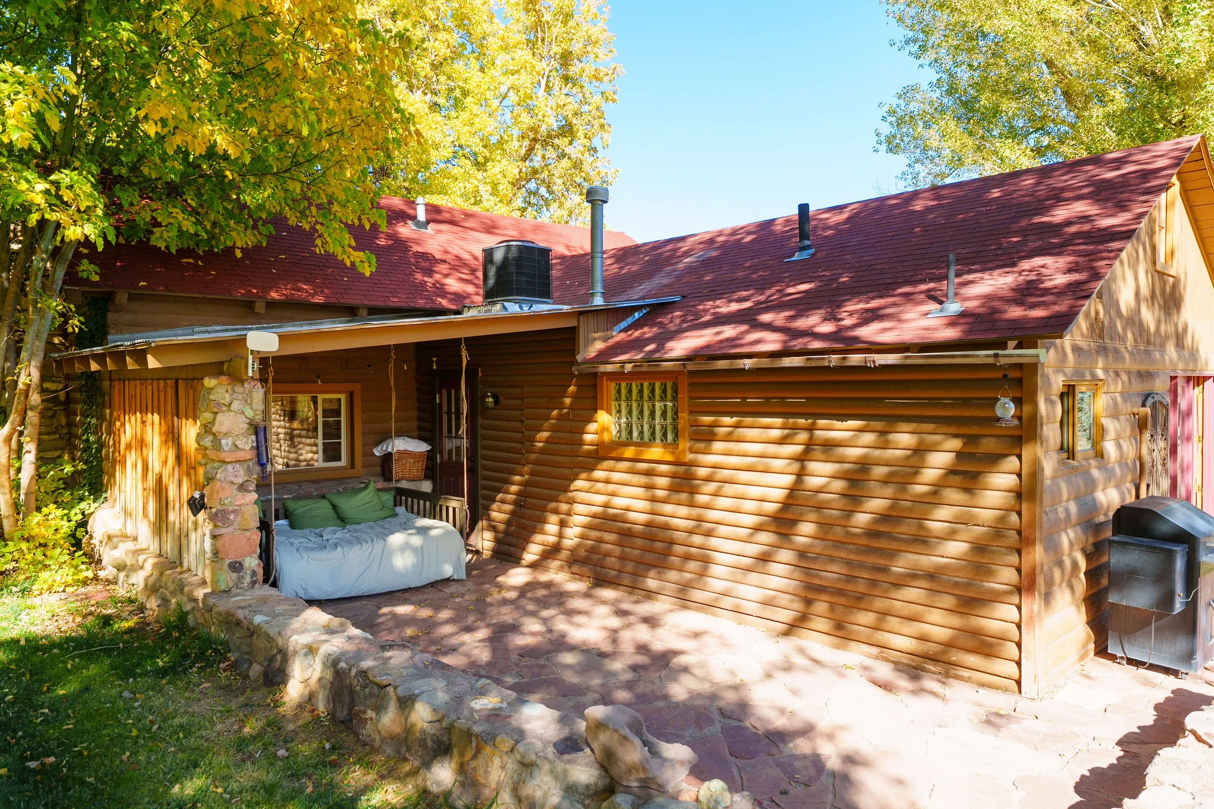 rental-cabin-with-bed-swing.JPG
