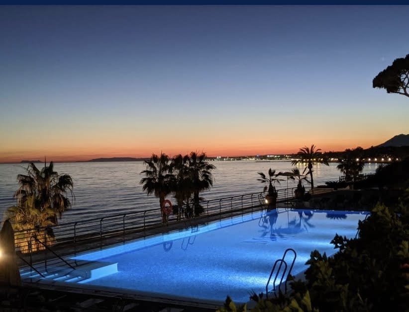 8.1 piscina noche.jpg