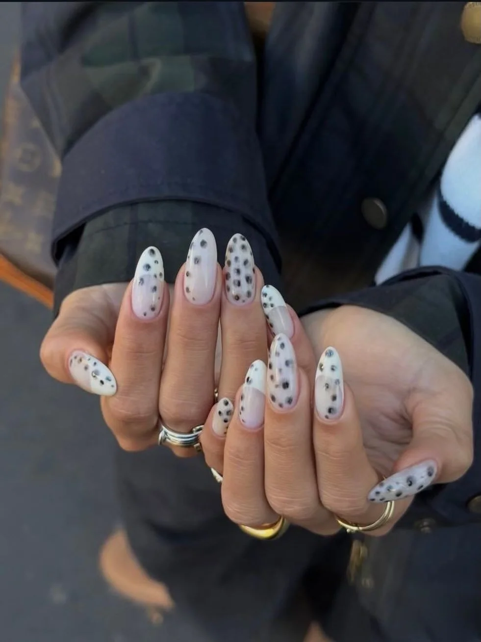 Dalmatian nails 🤍🖤

📸 Pinterest