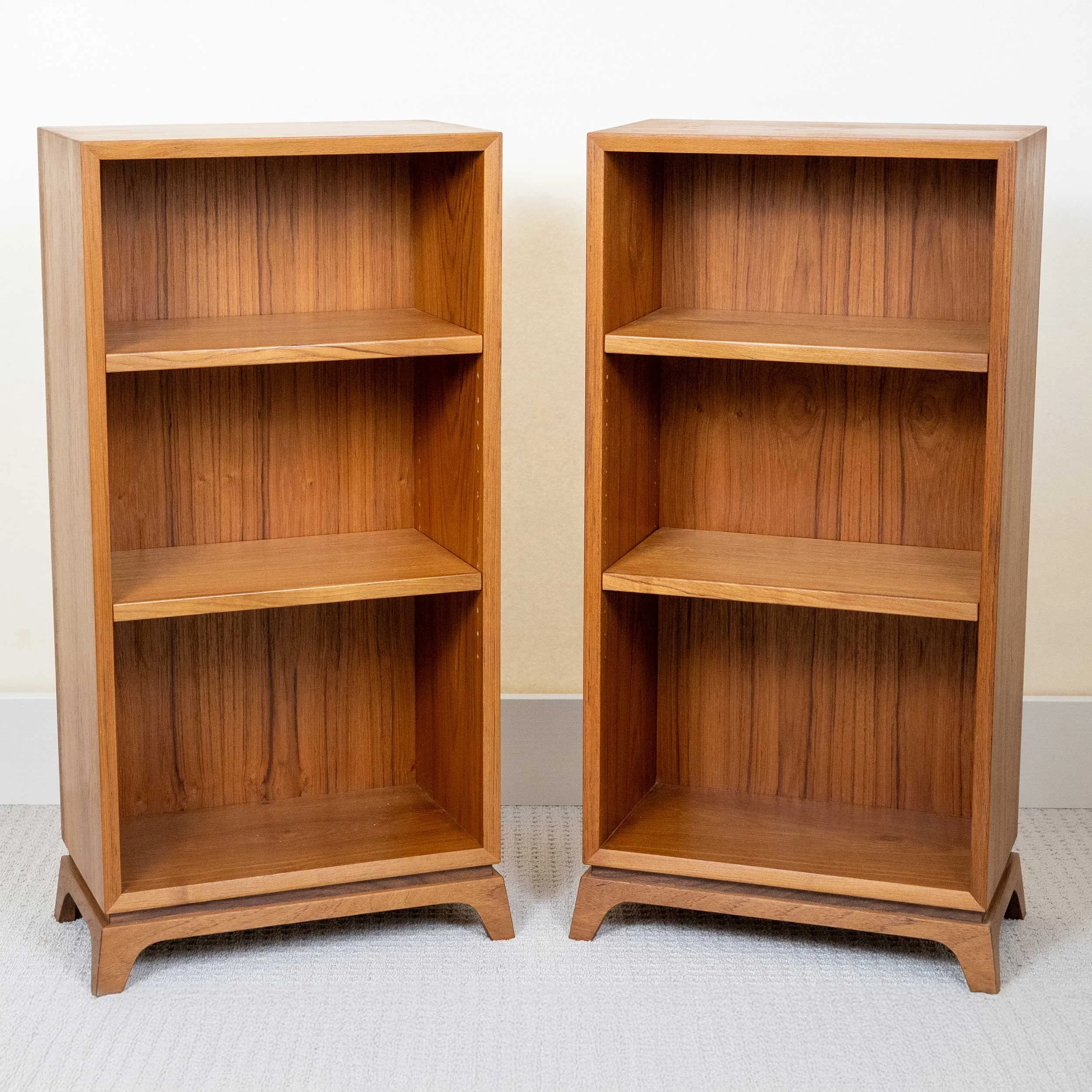 Teak bookcases

17” wide, 34” high, 9.75” deep each, solid teak cases with teak veneer backs and adjustable shelves

Mid-century modern design with mitered corners, beveled front edges, and floating base.

$ 1600.00 for pair