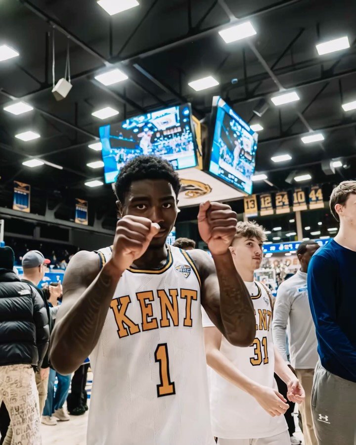 🥊🥊 @kentstmbb 

.
.
.
.
.
.
.
❌🦘
#sportsphotography #basketball #basketballphotography #collegesports #kentstate