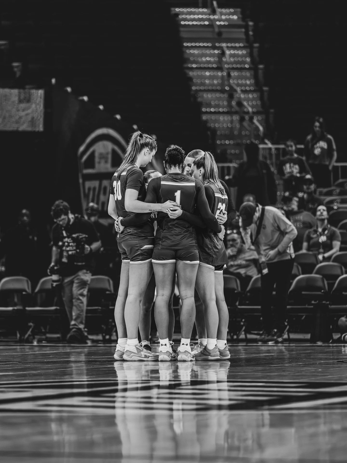 The Finale 🖤 @kentstwbb 

.
.
.
.
.
.
.
.
.
.
.
#sportsphotography #basketball #basketballphotography
#collegesports #kentstate