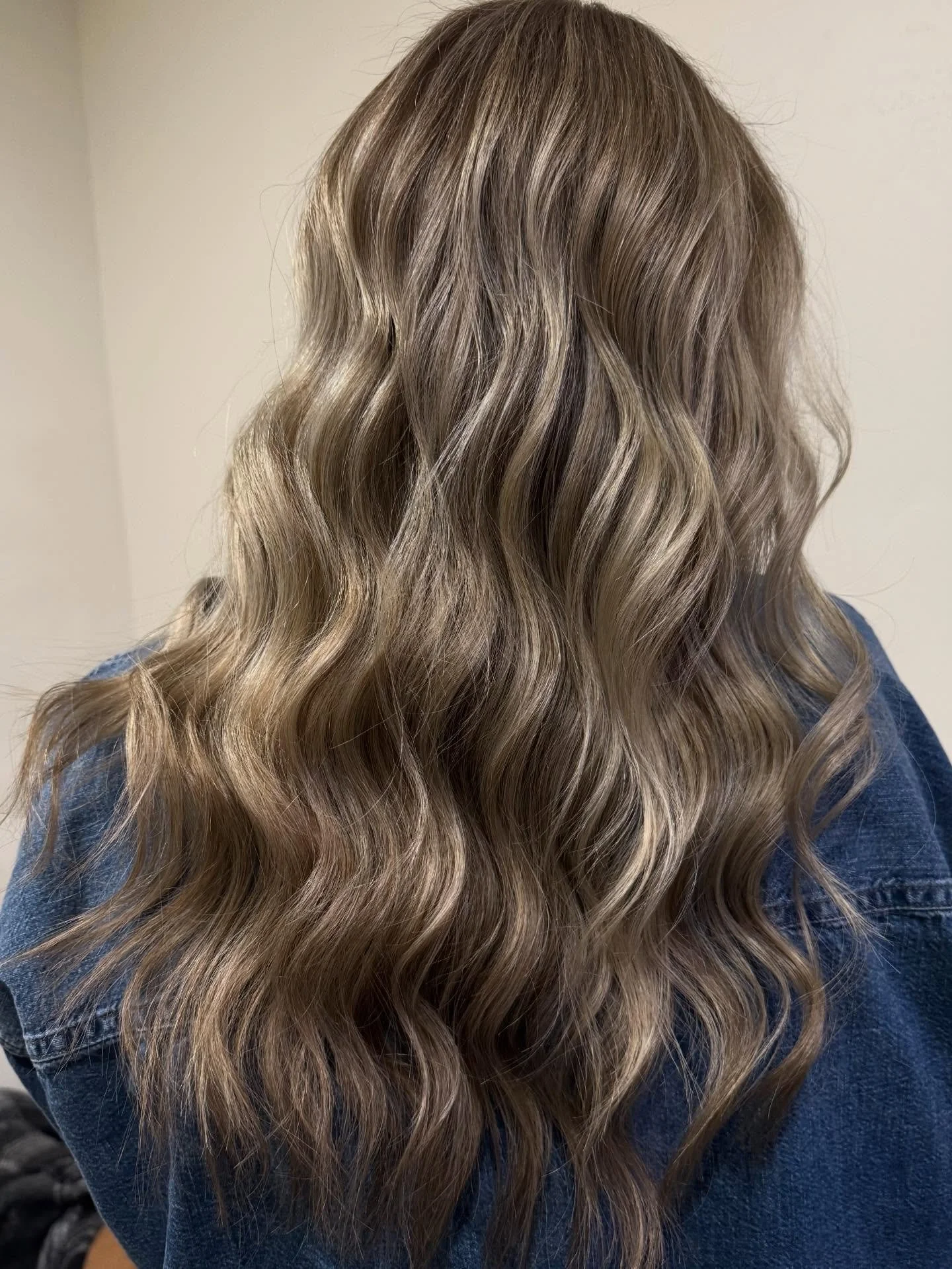 Same hair, different lighting. It is very normal for your hair to look a little different day to day, place to place, and between different pictures. Thats why picking the correct toner is so very important for that perfect blend 🤍
