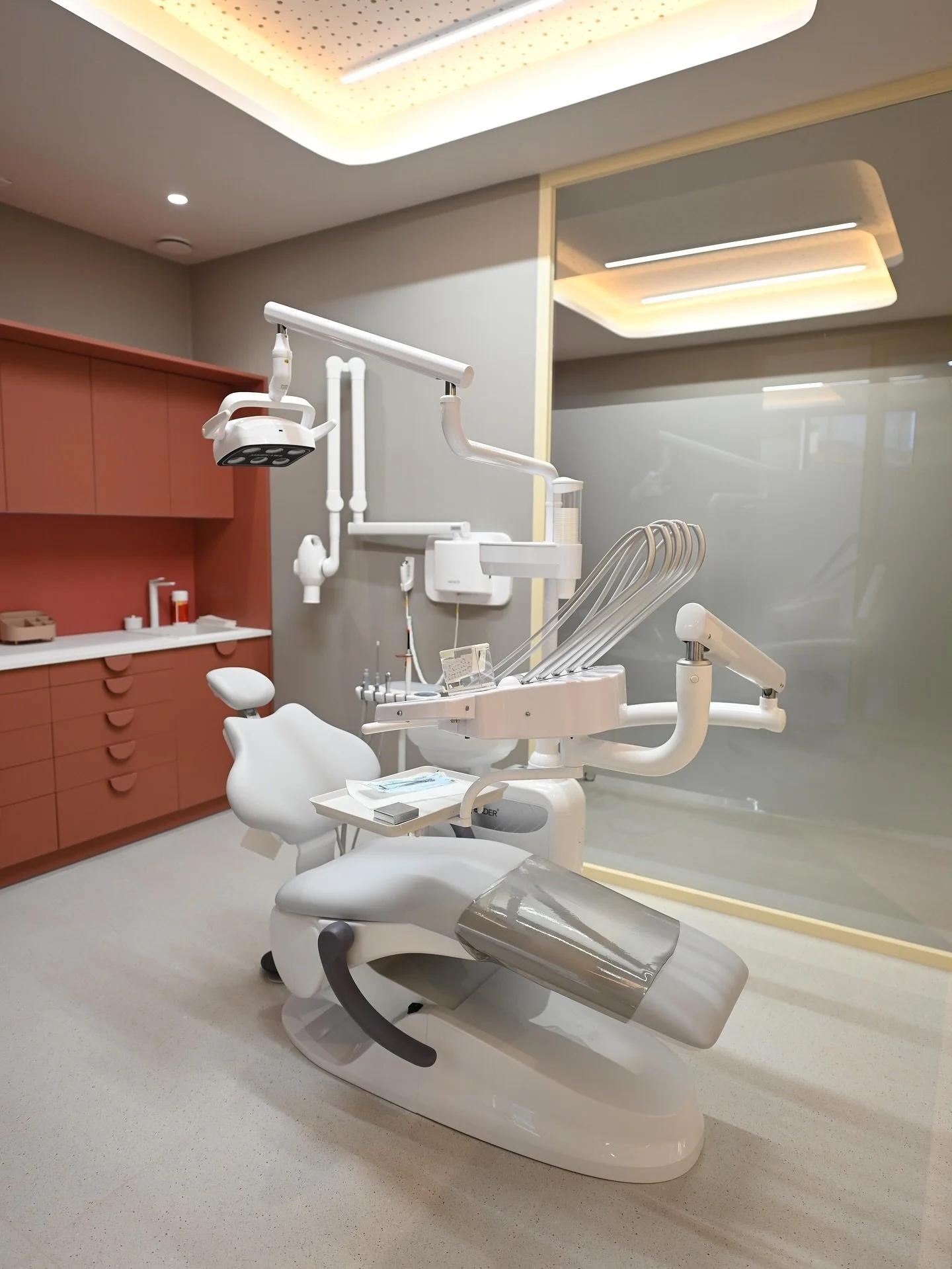 En Catal&aacute; Dental no todo son colores y dibujos.

Tambi&eacute;n hemos creado gabinetes para adultos: modernos, tranquilos y pensados para transmitir calma y confianza.🤲🏼

Porque cuidar tu sonrisa tambi&eacute;n merece un espacio especial.😁