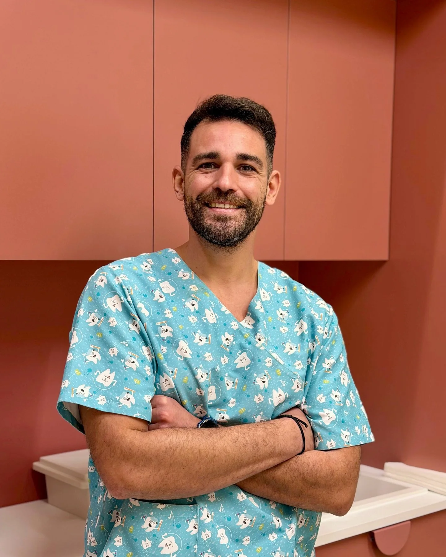 Hoy os presentamos al Dr. Miguel Escamilla, odont&oacute;logo general con especial dedicaci&oacute;n a la implantolog&iacute;a.👨🏽&zwj;⚕️

Se incorpora a Catal&aacute; Dental para ofrecer tratamientos avanzados a nuestros pacientes adultos, especial