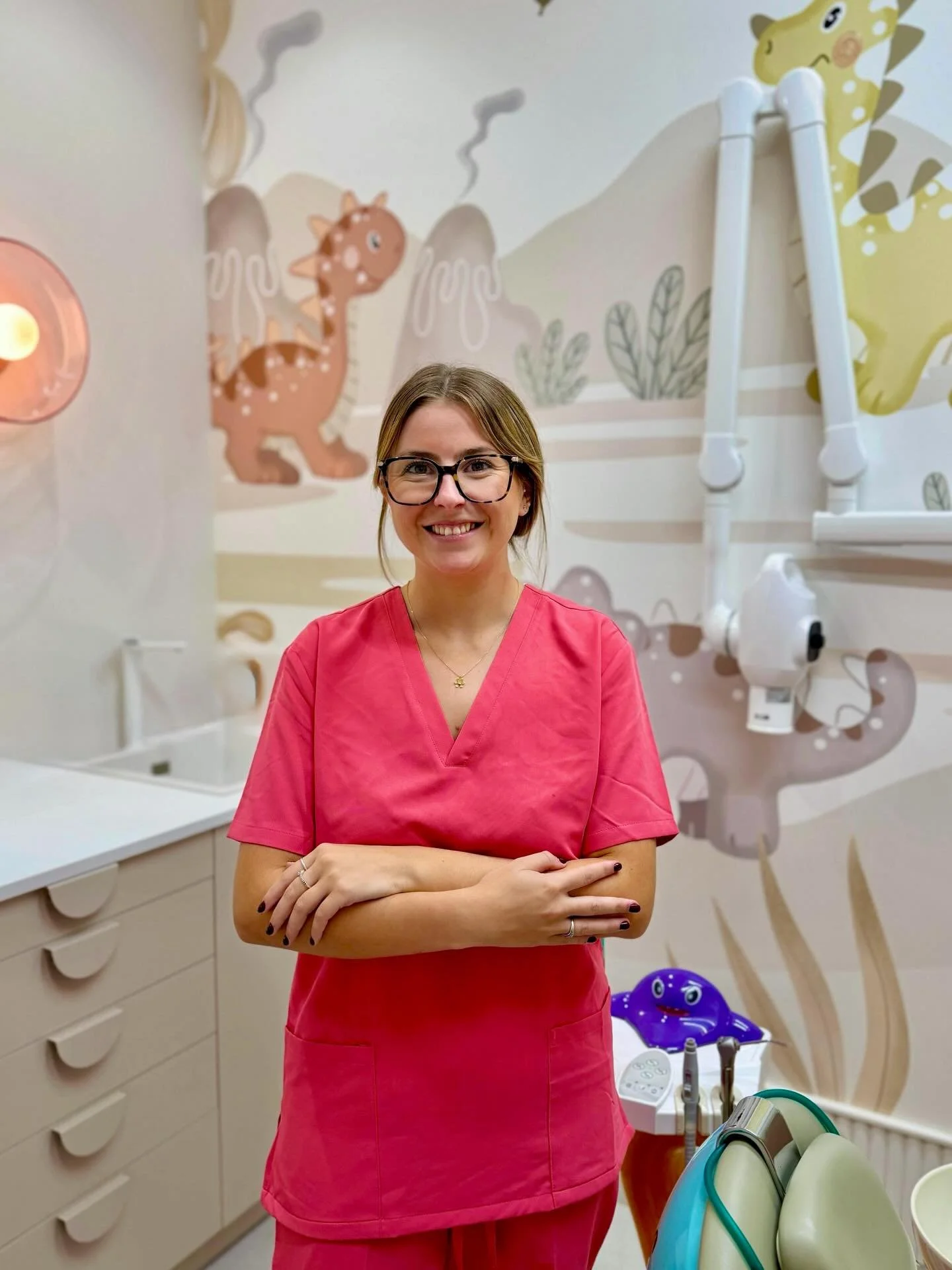 &iquest;Conoc&iacute;as ya a Abbie? 🦷✨

Auxiliar en cl&iacute;nica, destaca por su delicadeza, su trato cercano y su capacidad para hacer sentir c&oacute;modos a todos nuestros pacientes.

Habla ingl&eacute;s perfectamente, algo que facilita mucho l