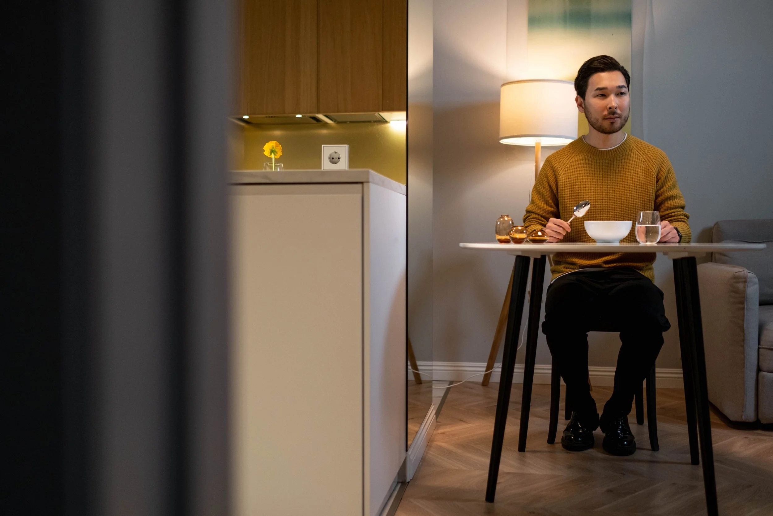 A lone college student eats alone in his apartment during the summer break when all of his friends went home. Find support and care in this challenging time with Therapy for College Students in NYC and reconnect with the world.