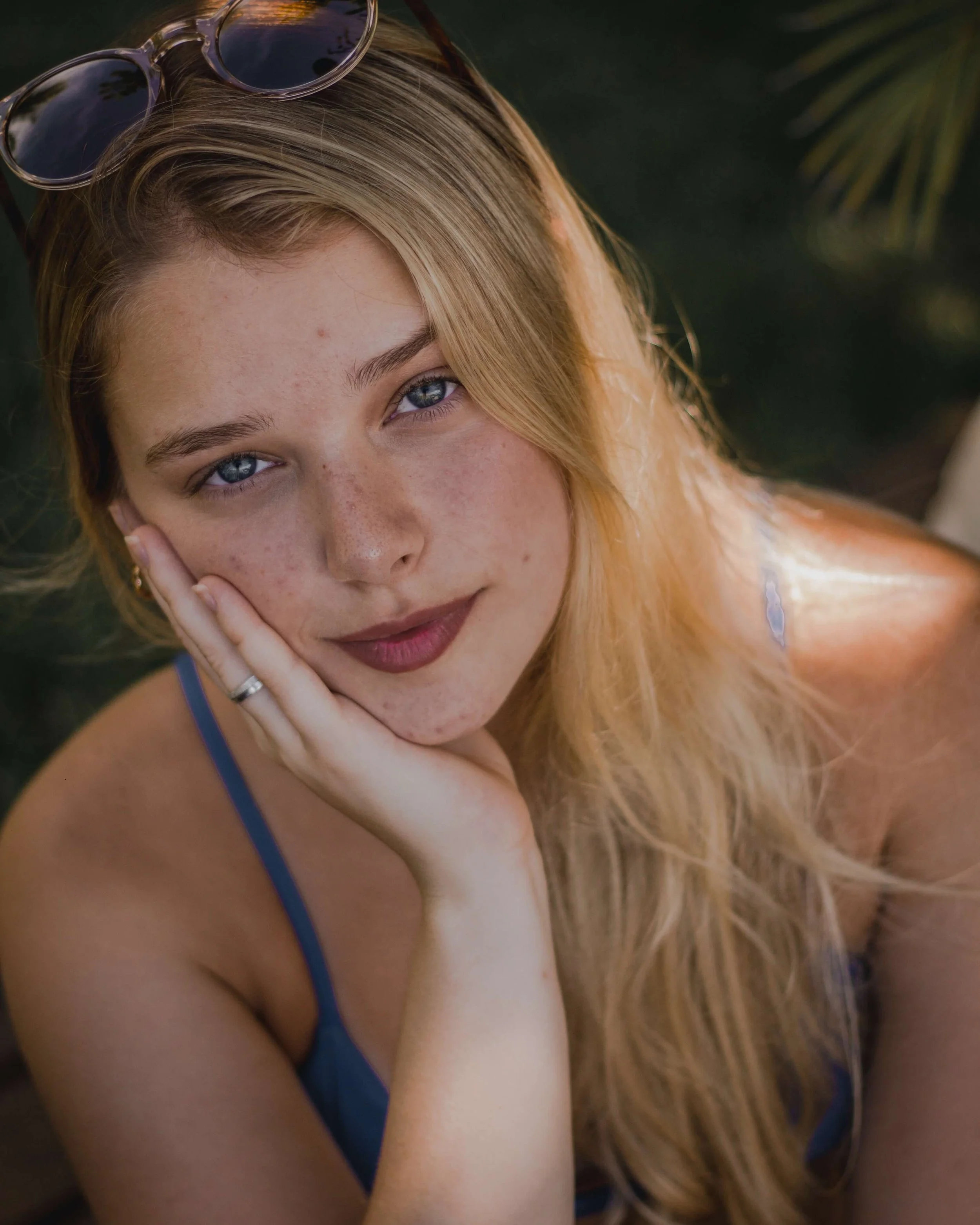 A young woman gets ready for summer break mentally preparing for the feelings of burnout and stress that come. Therapy for Anxiety in NYC can help you overcome these feelings and truly enjoy the summer months.