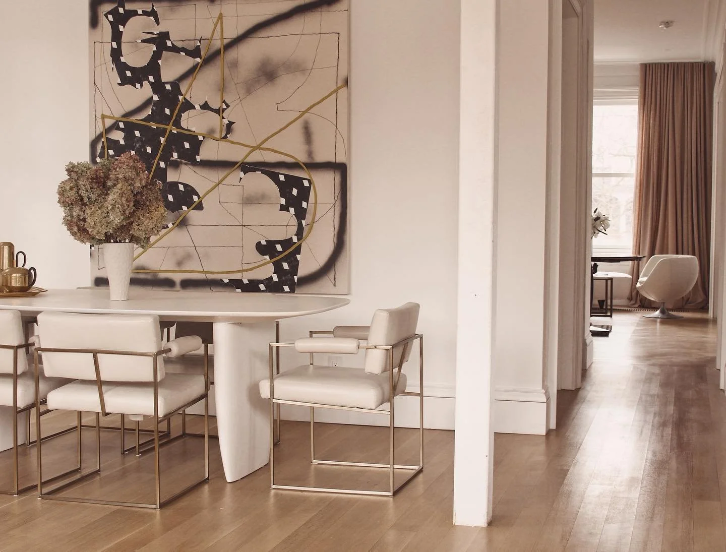 The long view. Creating long sight lines creates gracious spaces.  Table @cb2 chairs #milobaughman painting by @trudybenson * * * * 
#interiordesigner #interiordesignerslife #interiordesigninspo #interiordecoration #interiorinspo #interiorarchitectur