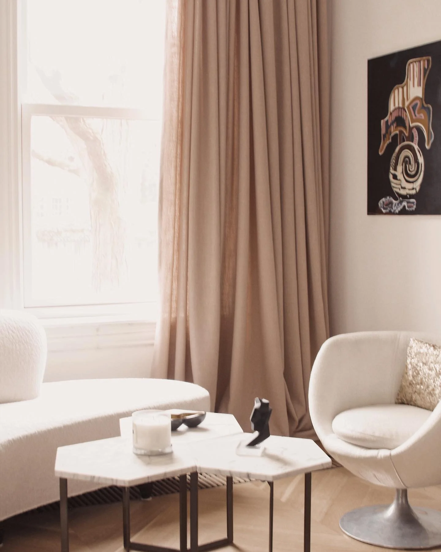 This cosy corner is fantastic for a little chat and a glass of wine. Vintage chair, vintage @vladimirkagandesign sofa in @hollyhuntdesign Breath Easy in Cloud, art by @scalecale 
#interiordesigner #interiordesignerslife #interiordesigninspo #interior