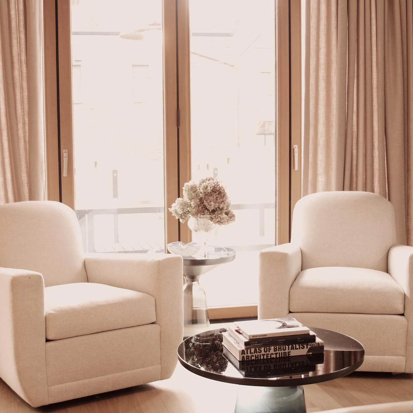 The perfect spot for a cup of tea. I love the light in this room and the contrast between the soft chairs by @hickorychair with the slickness of the @sebastianherkner bell tables.
* * * * *
#interiordesigner #interiordesignerslife #interiordesigninsp