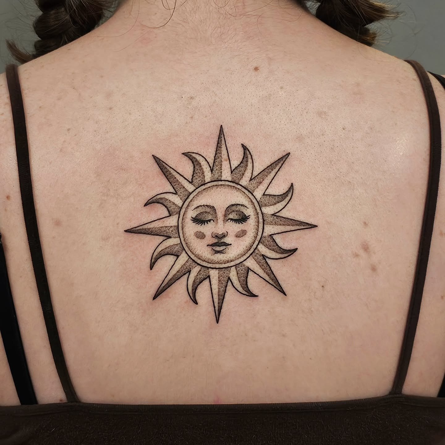 🌞 SUN 🌞
sleepy sun lady for @annabelle_johns first tattoo! you sat so awesome and she turned out beautifully 😊 thank you so much
● location: back
● size: 4.5&quot;
● time: 1.5 hrs
:
#tattoo #suntattoo #blackwork #blackworktattoos #dotworktattoo #i