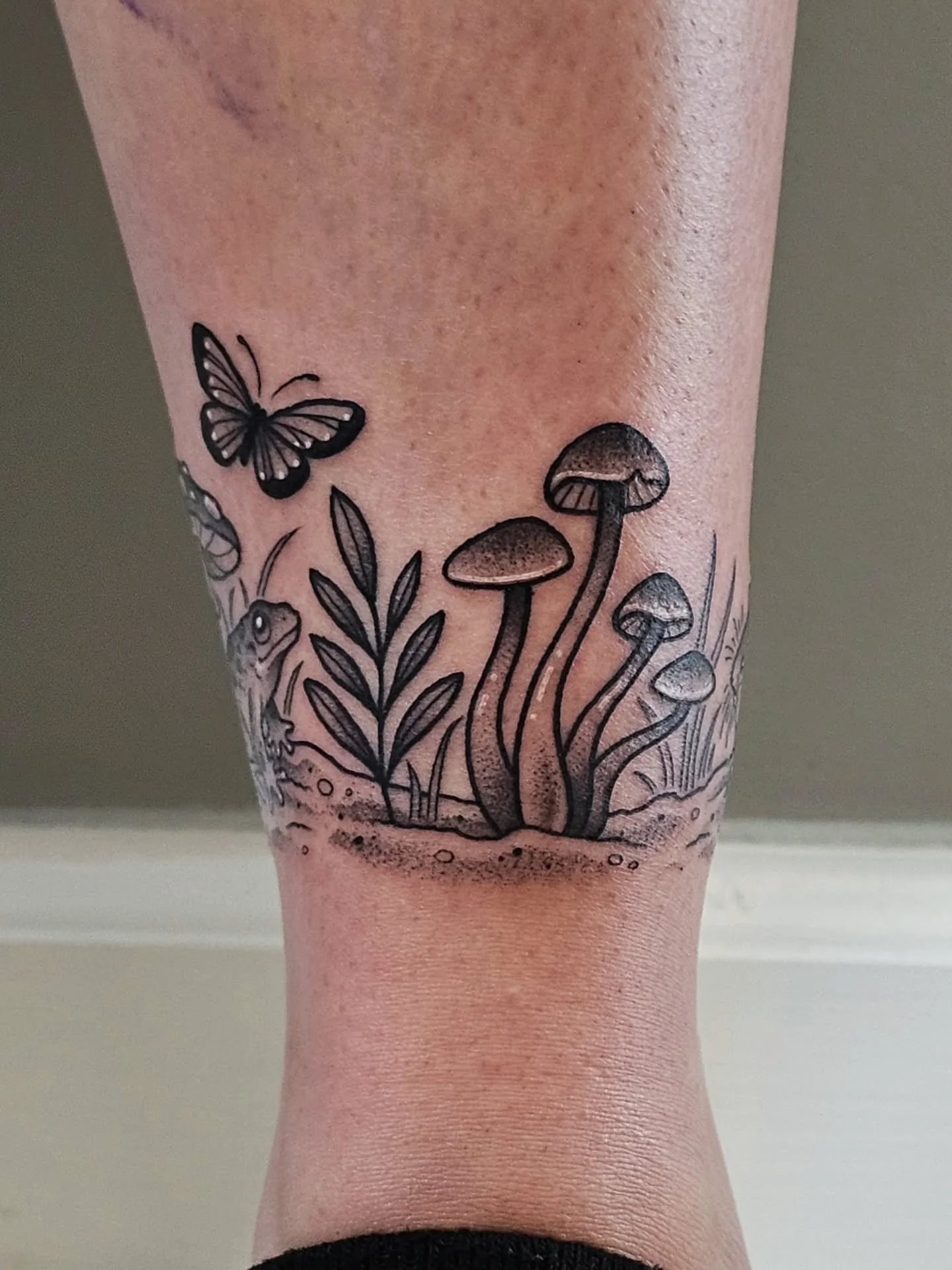 🐸 NATURE ANKLET 🐭
let's ignore the horrible glare and try to focus on how CUUUUTE this anklet is! had such a fun time hanging Maddie 🙂
● location: ankle
● size: 9&quot;
● time: 2 hrs
:
#tattoo #tattoos #ankletattoo #anklettattoo #nature tattoo #bl