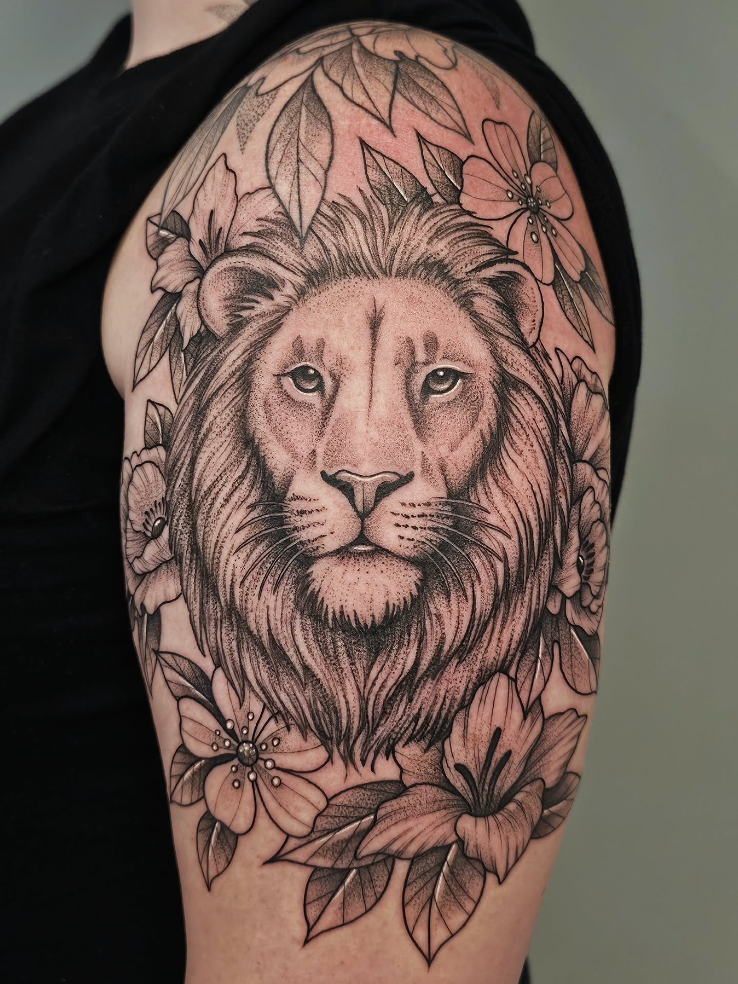 🦁 LEO 🦁
got to do this handsome lion for @sierra.paige4 yesterday while we watched both the Scooby-Doo movies 🥰 thank you so much! cant wait to continue this ♡
● location: outer bicep
● size: 9&quot;
● time: 3.5 hours
:
#tattoo #leotattoo #liontat