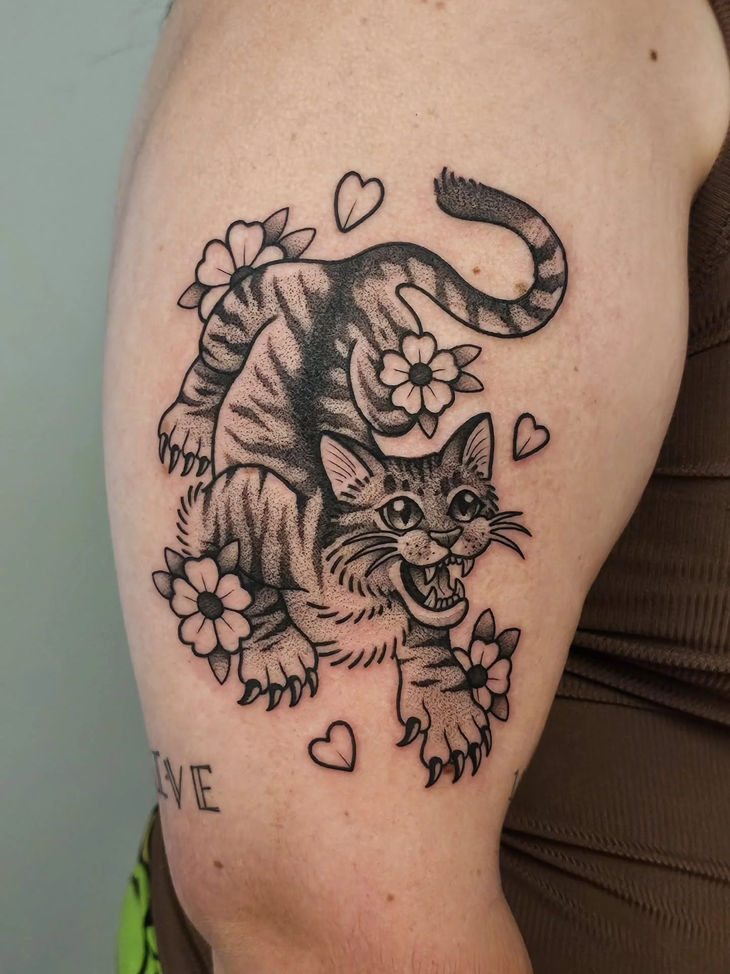 🌸 NALA 🌸
when @teeya.a requested her cat, but designed like a traditional tiger, i couldn't pass it up! this is the cutest stinkin' thing I've ever seen! thank you so much you sat like a rock 😻
● location: outer bicep
● size: 6.5&quot;
● time: 2 h