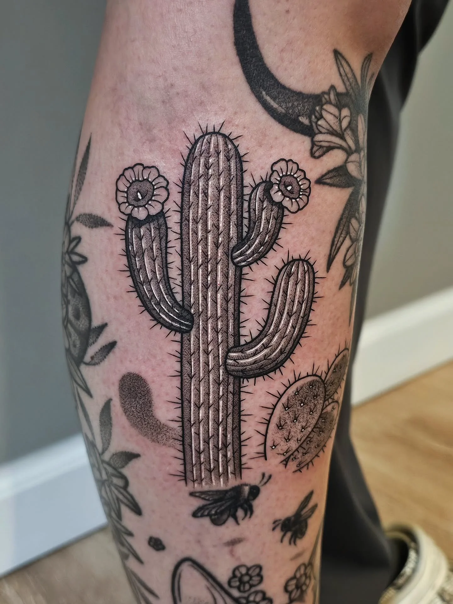 🌵 SAGUARO 🌵
big giant saguaro cactus with a prickly pear pal for Jocelyn 🤠 if I haven't said it already, I love doing gap fillers! all surrounding tattoos healed by me 🫶 thank you J!
● location: outer leg
● size: 6&quot;
● time: 2 hrs
:
#tattoo #