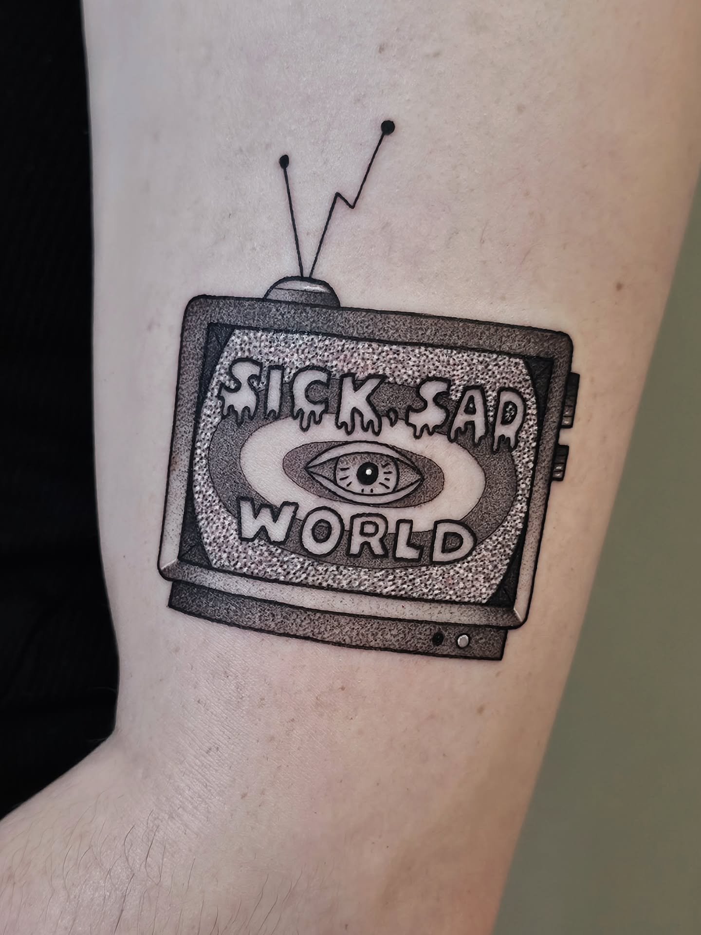 📺 DARIA 📺
90s kids unite 🙌 Sick, Sad World TV show from Daria for @allisonrose05 can't thank you enough for letting me do this static glitter effect! it turned out so amazinggg
● location: outer bicep
● size: 3.5&quot;
● time: 2 hrs
:
#tattoo #bla