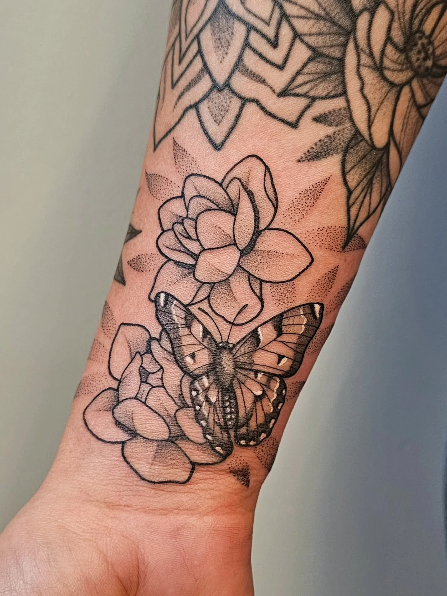 🦋 SKIPPER &amp; GARDENIAS 🦋
finally finished @desire_3ab 's sleeve with this cute little wrist moth! I cant thank you enough for your dedication and always letting me do &quot;whatever I want&quot; you a real one for that 🫶
● location: wrist
● siz