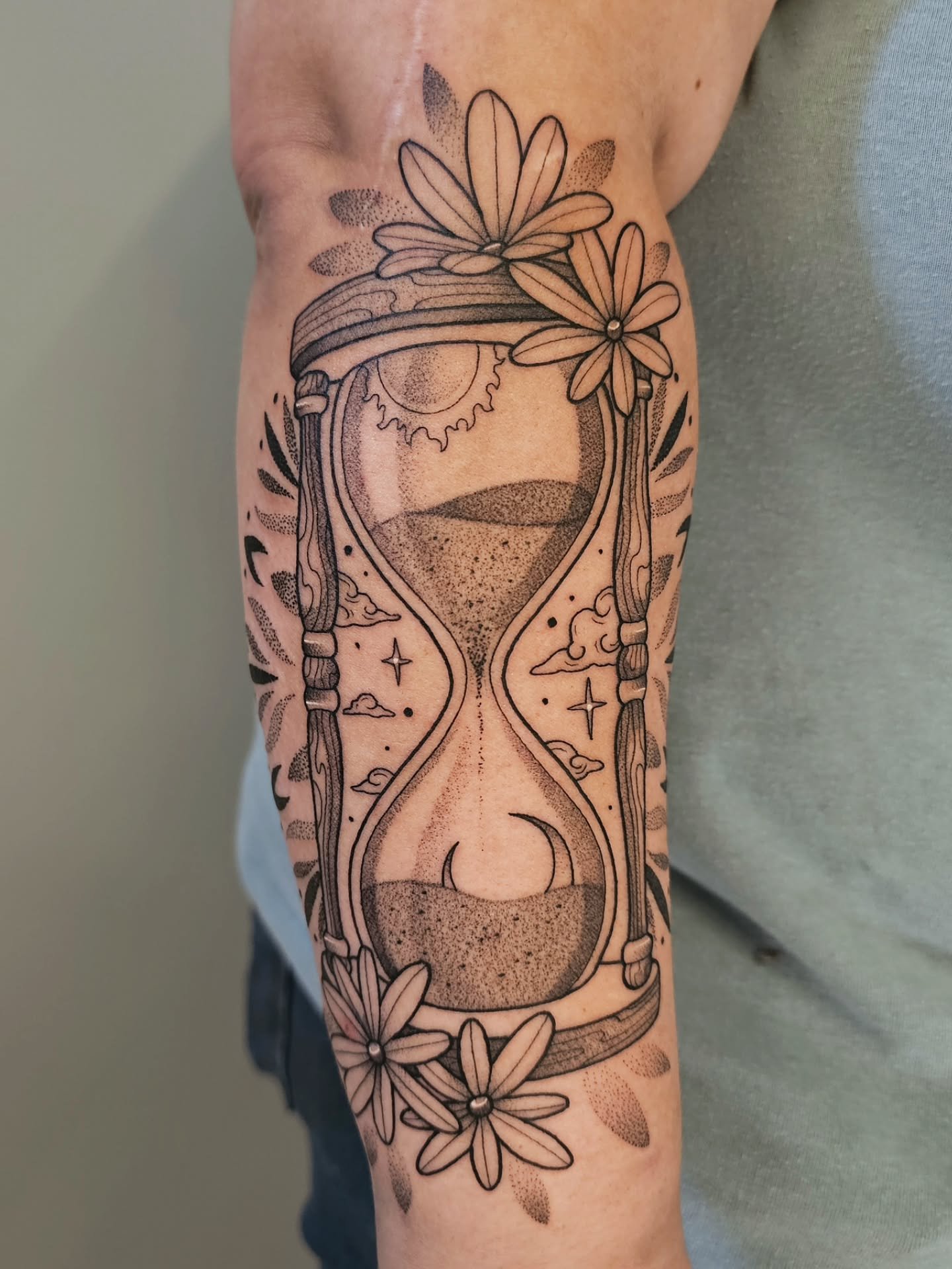 ⏳️ HOURGLASS ⏳️
thank you so much @lakeisha_sky for your continued support and letting me do my thang! appreciate you 😊
● location: outer forearm
● size: 8.5&quot;
● time: 2.5 hrs
:
#tattoo #ladytattooer #hourglass #hourglasstattoo #blackwork #black