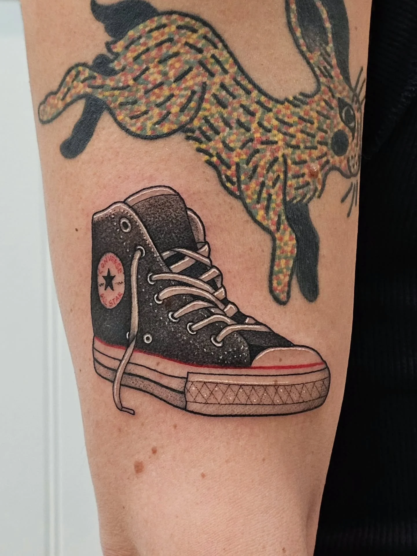 👟 CONVERSE 👟
the unbelievably talented @maggie.inks graced me with the opportunity to do this @converse sneaker last week &amp; it might be up there on the &quot;new favorite&quot; list 🥹 tucked in nicely next to a healed rabbit by @natjuniperart 