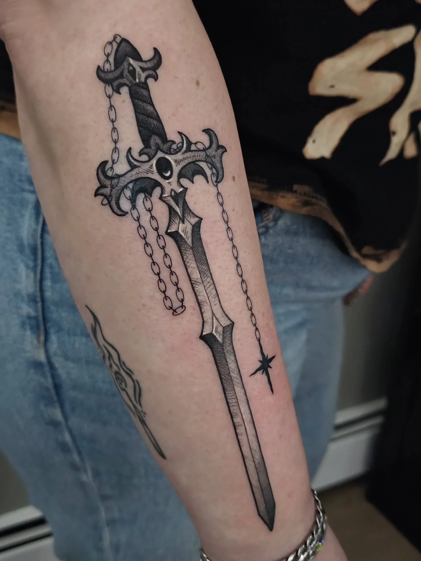 🗡 SWORD ⛓️
a badass sword for a badass client 😎 thank you @katt_purr IM OBSESSED WITH THE CHAIN.
● location: forearm
● size: 9&quot;
● time: 2 hrs
:
#tattoo #tattoos #swordtattoo #sword #blackwork #blackworktattoos #dotworktattoo #ladytattooer #ill