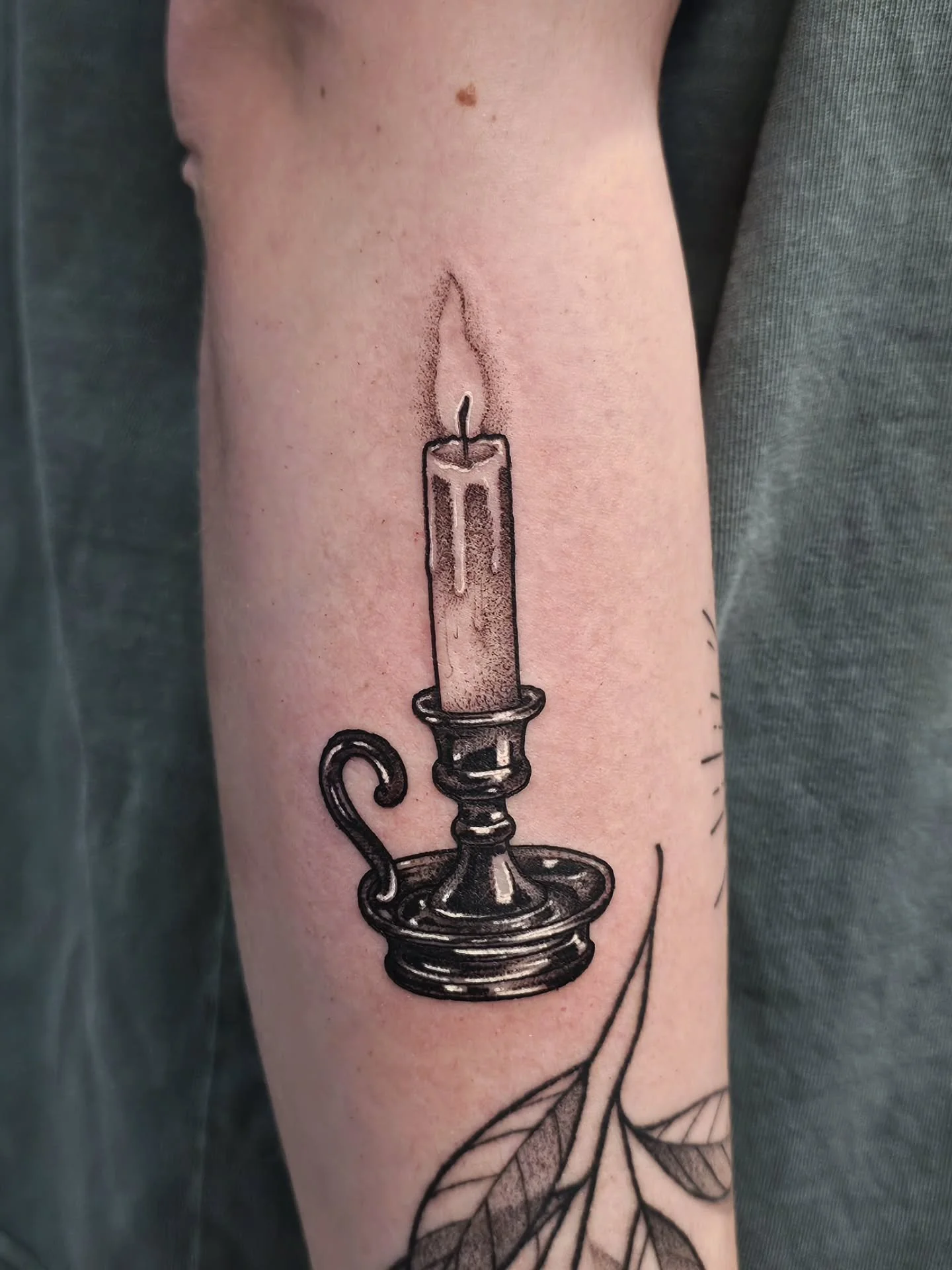 🕯CANDLESTICK🕯
chrome candle stick holder for @carly.stephens_ 😊 hey guess what? ‼️ BOOKS OPEN DEC 1ST @ 6PM FOR JAN/FEB APPOINTMENTS ‼️
● location: outer forearm
● size: 3&quot;
● time: 1hr
:
#blackworktattoos #pennstate #chrometattoo #blackwork #