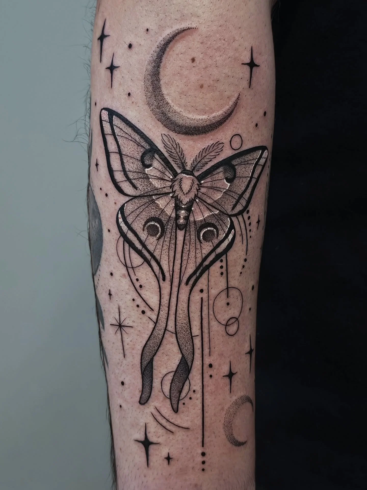 🦋 MOTH 🦋
filled a gap between two tattoos with this luna moth &amp; moons &amp; little diddlies for Tyler! 

BOOKS OPEN DEC 1ST @ 6PM FOR JAN/FEB

:
#tattoos #mothtattoo #blackworktattoos #blackwork #earthandbonetattoo #ladytattooer #moontattoos #i