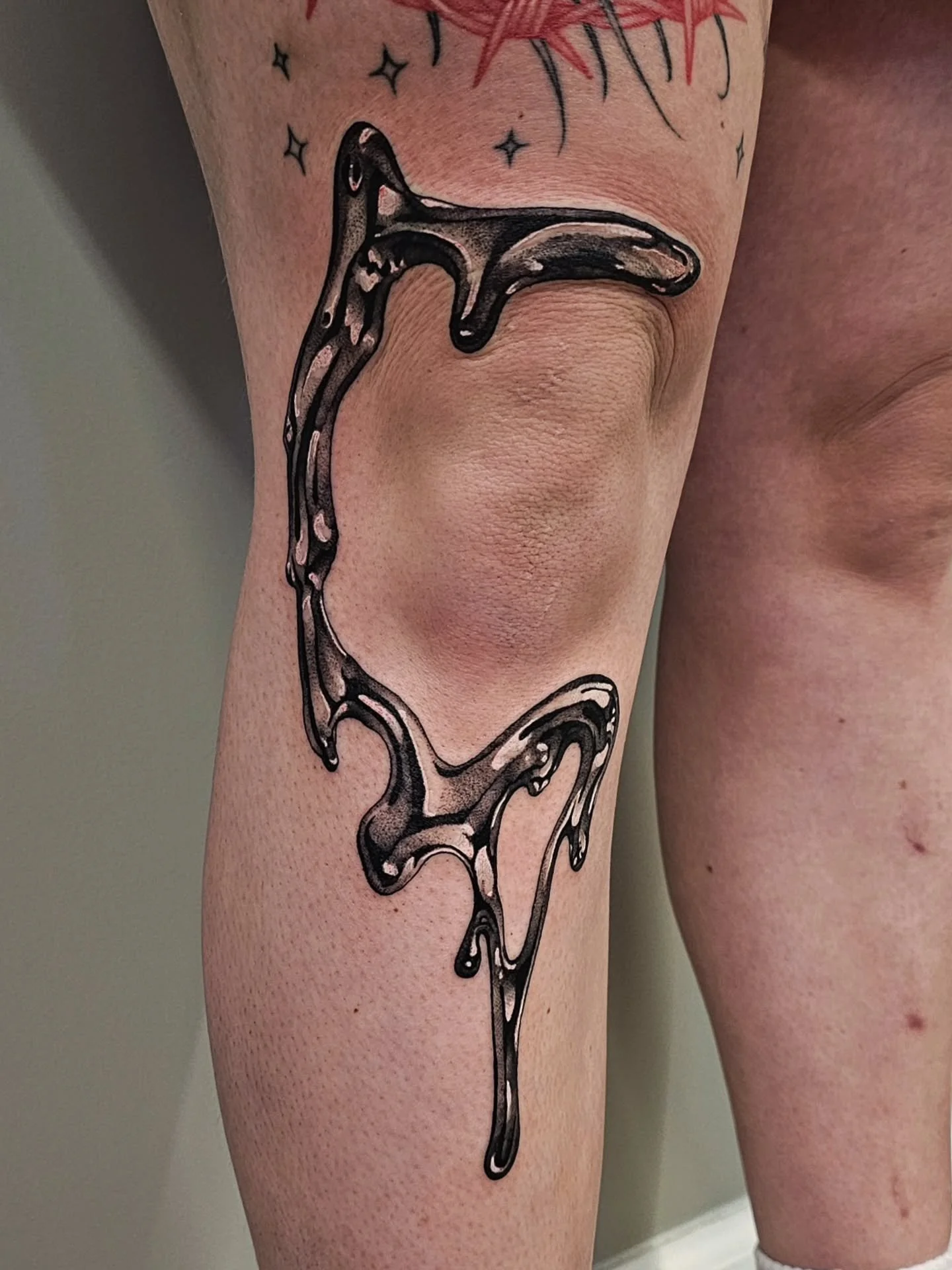 💧 MELTED CHROME ⛓️
the molten chrome knee adornment of my dreams ✨️ I tell you guys all the time that I get jealous of your tattoos; this is one of them. thank you so much @gretch.payne for giving me free reign and sitting so well for this! ♡ my las