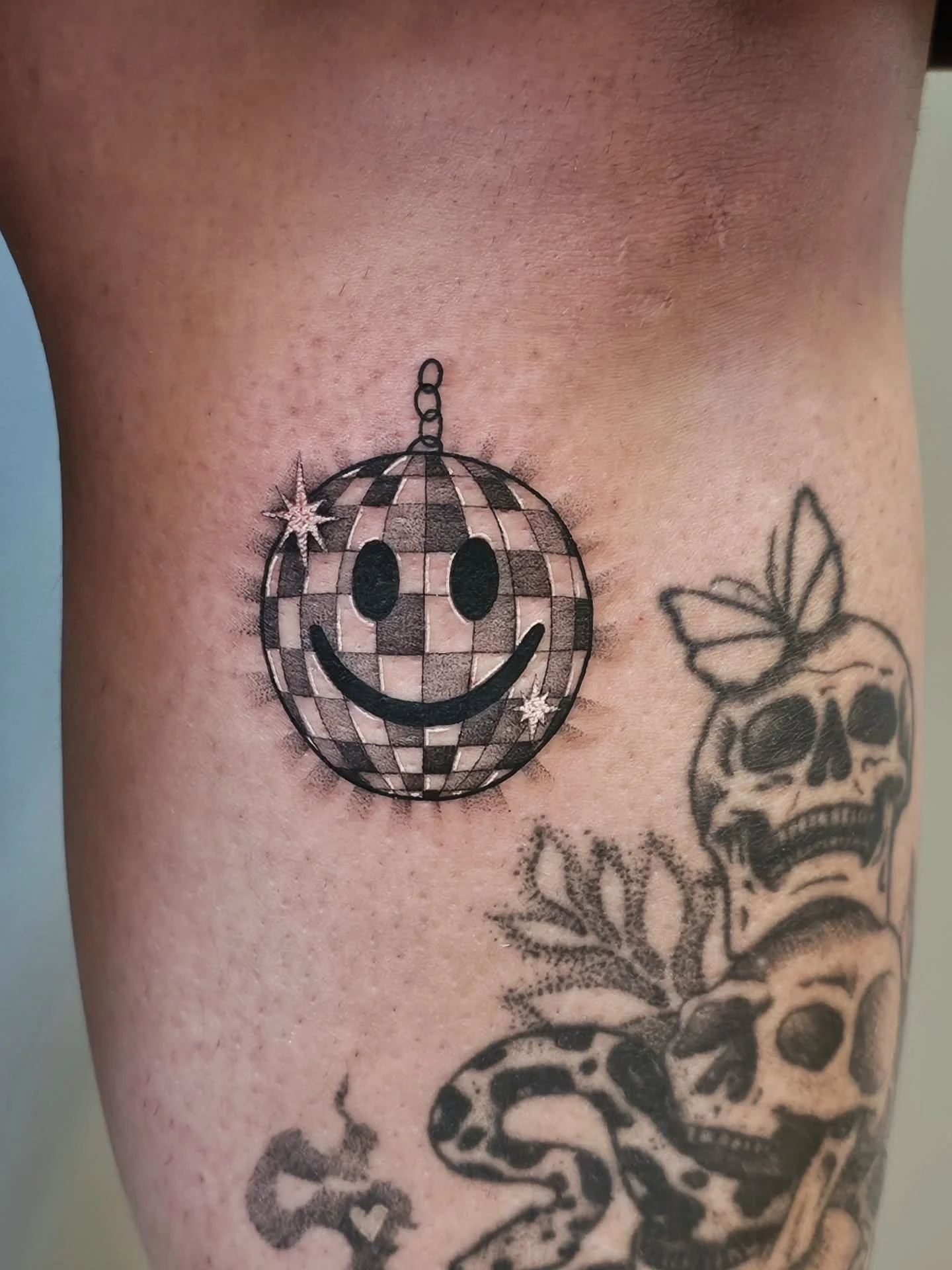 ✨️ DISCO ✨️
smiley face discoball for @balayageordye 🙂 next to a tattoo i did in 2018? 2019? we've come a long way ladies + gentlemen ❤️
● location: shin
● size: 3"
● time: 1.5 hrs
:
#discoball #blackworktattoos #earthandbonetattoo #pennstate #