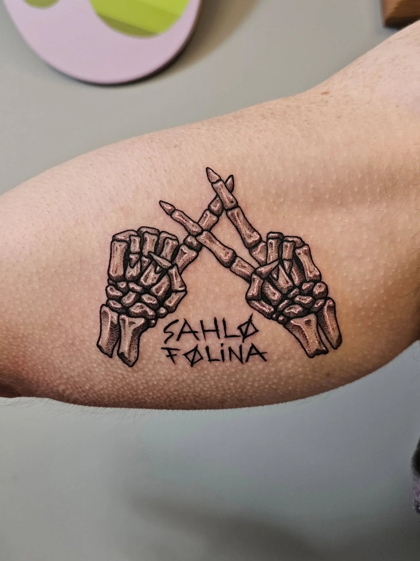 🔺️ SAHLO FOLINA 🔺️
from one @twentyonepilots lover to another - entertain my faith.
thank you Rob I absolutely love this!
#twentyonepilots #sahlofolina #bandtattoo #blackworktattoos